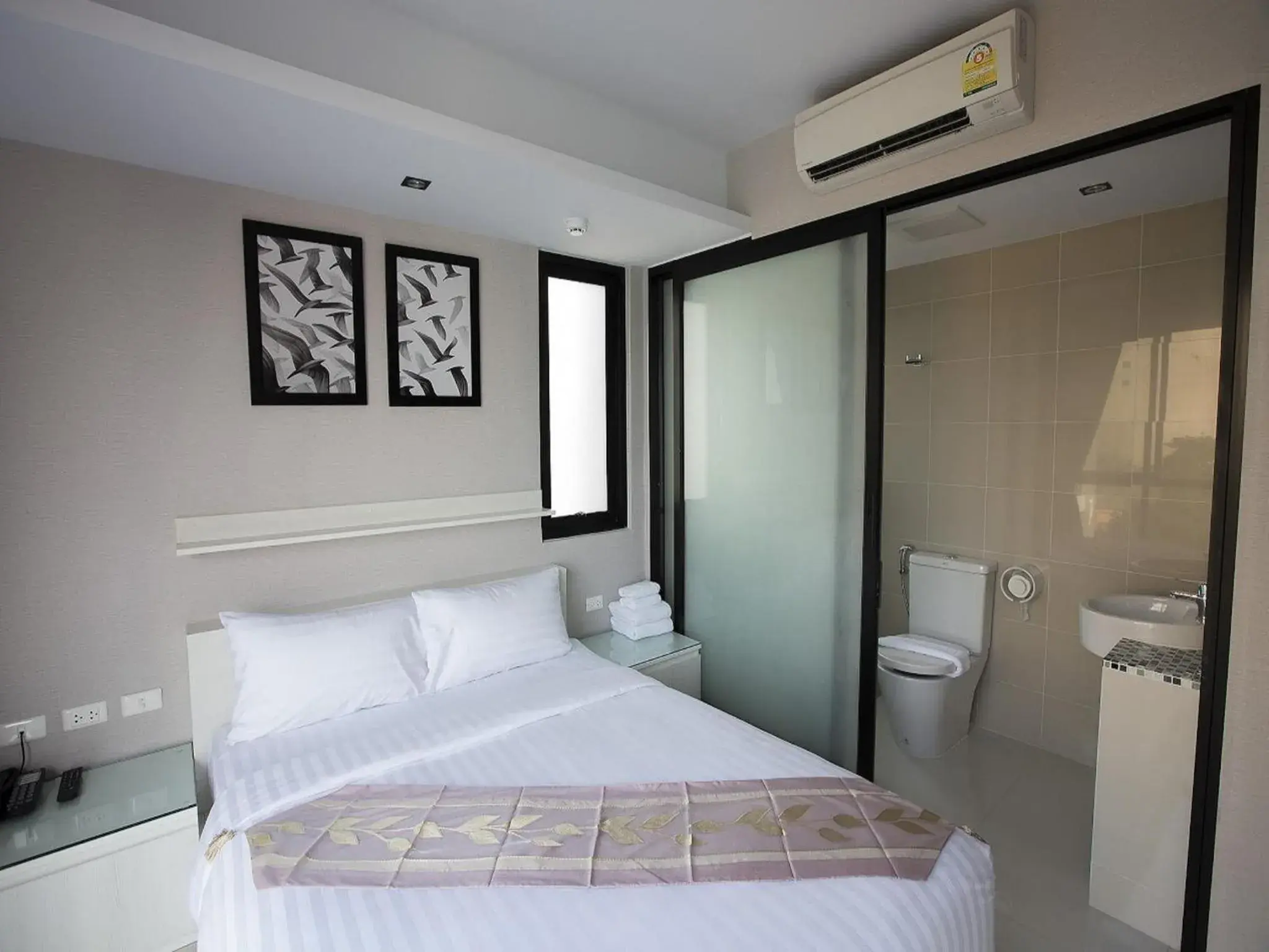 Photo of the whole room, Bed in Serenotel Pattaya