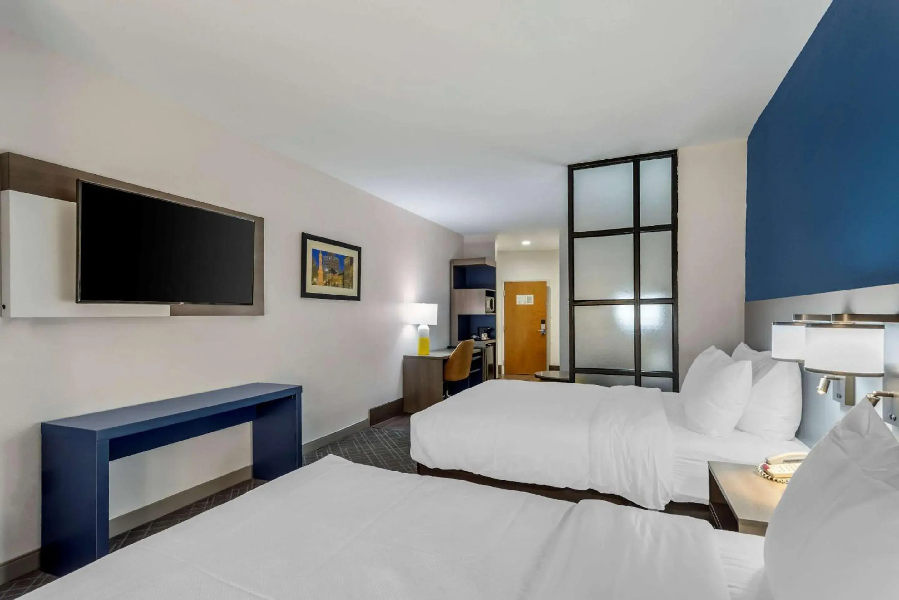 Bedroom, Bed in Comfort Suites Macon