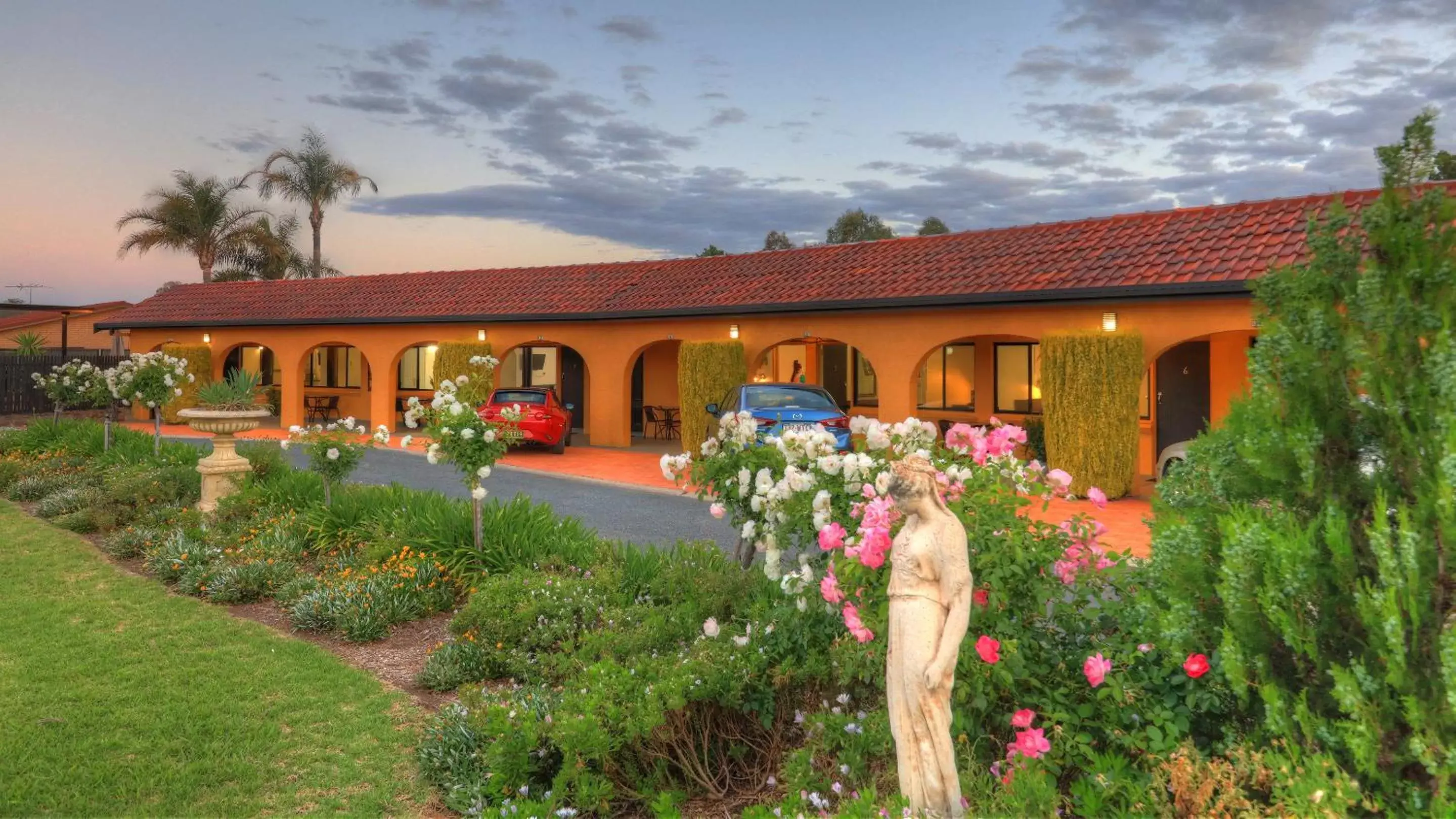 Garden view, Property Building in Twin Swans Motel