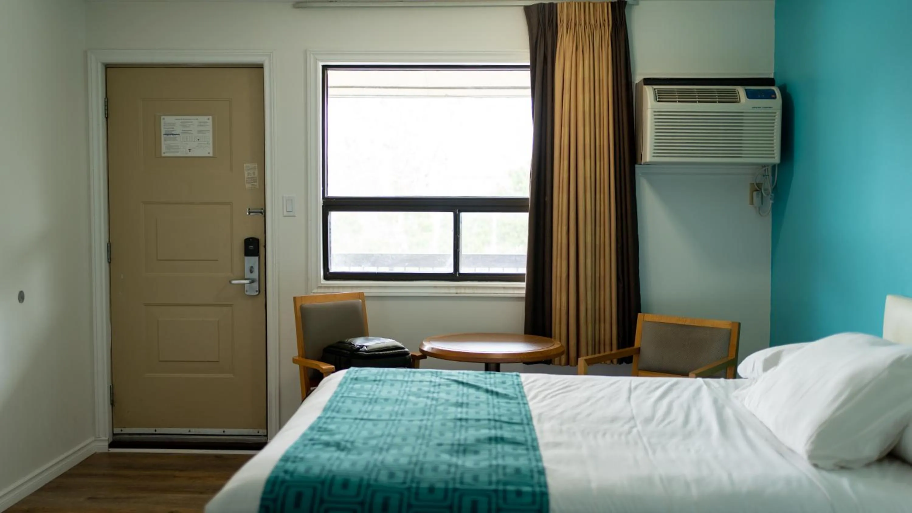 Bed in Howard Johnson by Wyndham Niagara Falls