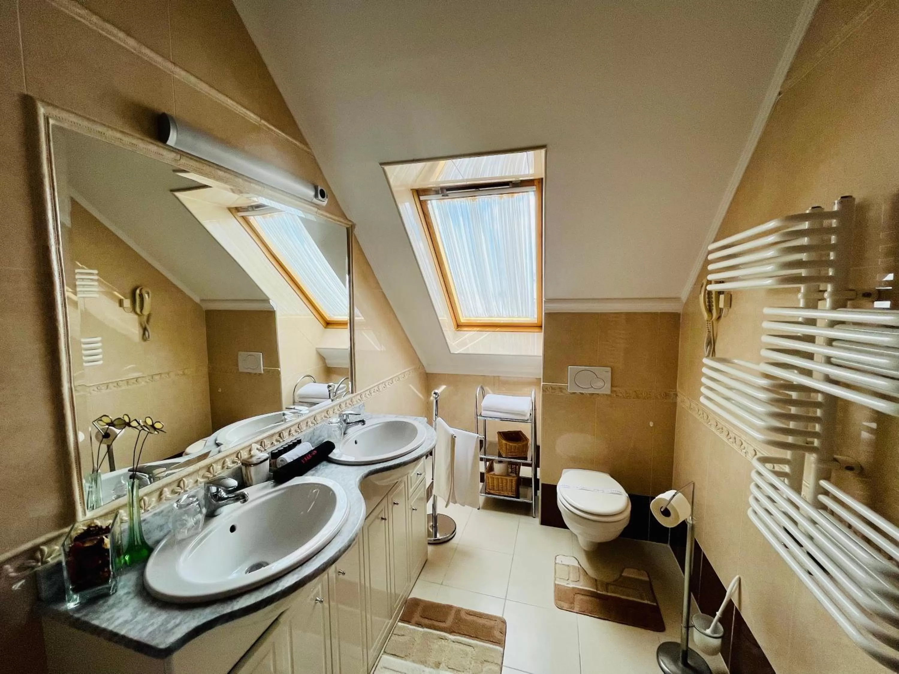 Bathroom in Hotel Korona Wellness, Rendezvény és Borszálloda