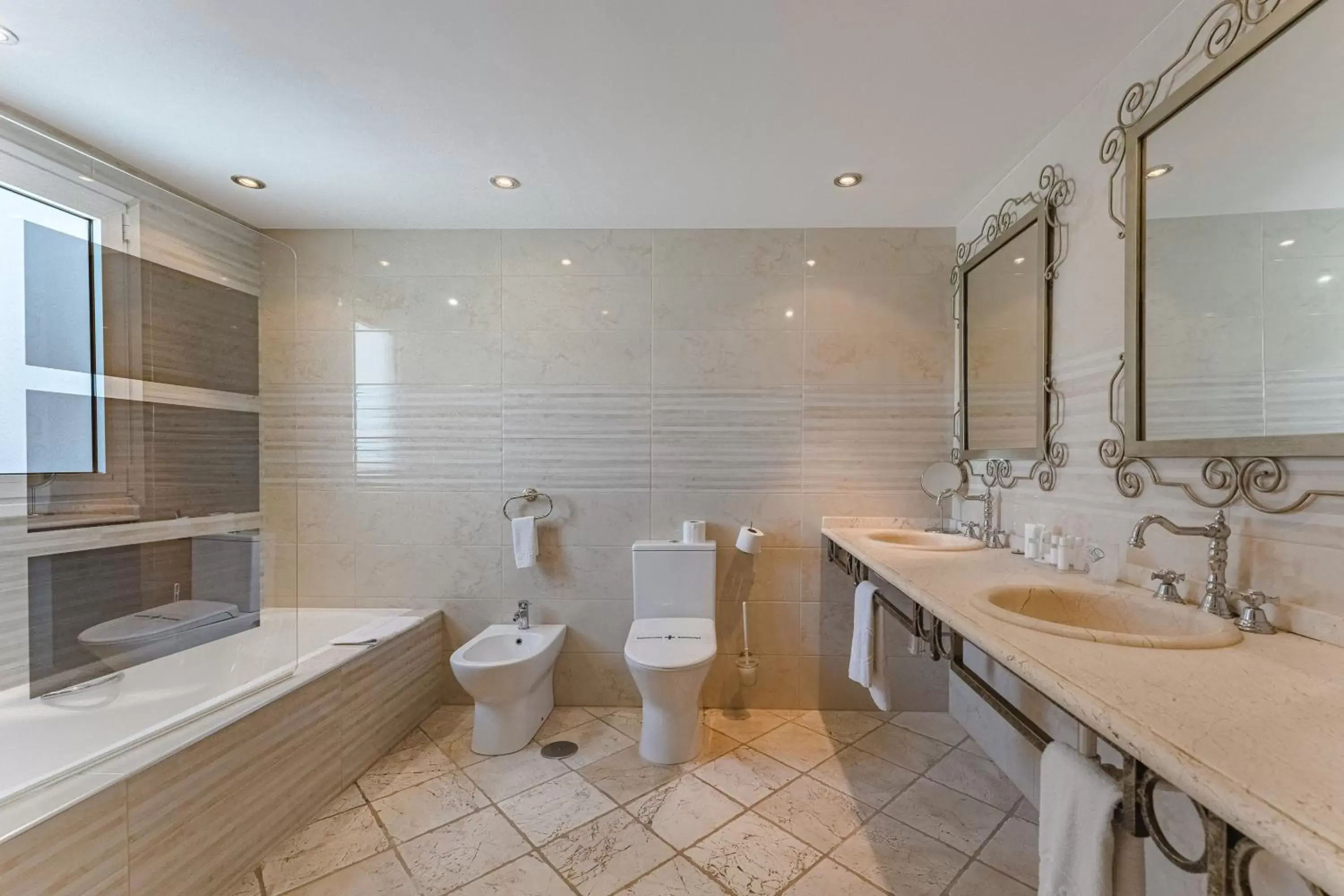 Bathroom in Flamingo Suites Boutique Hotel