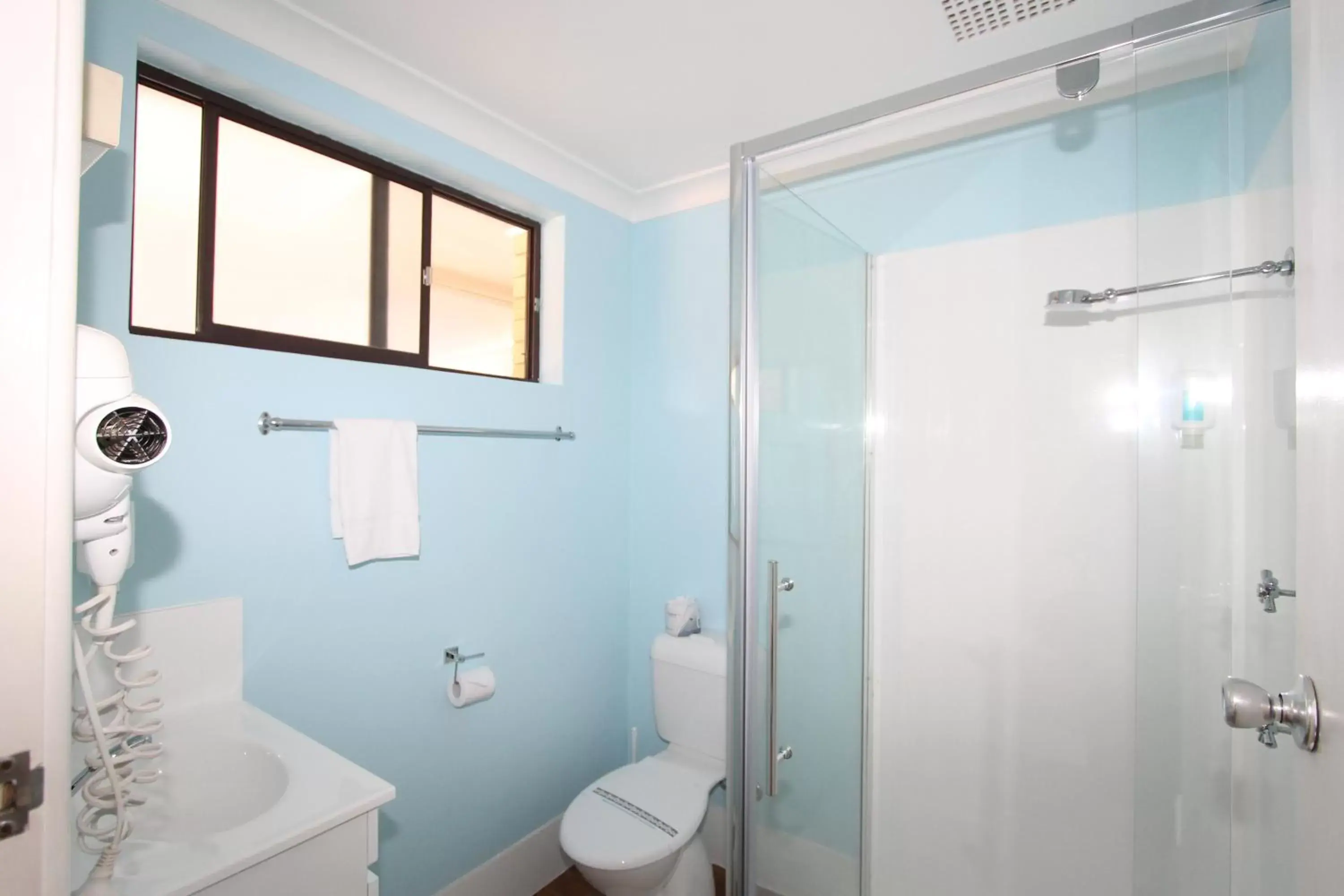 Shower, Bathroom in Toreador Motel