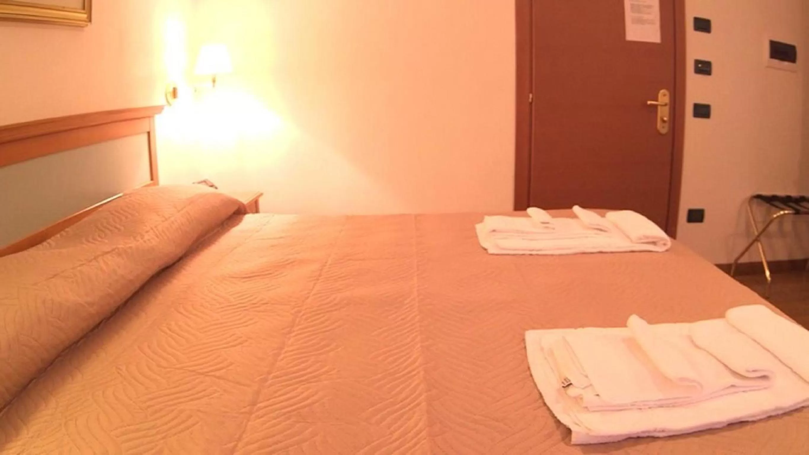 Bed in Hotel Ristorante La Grotta