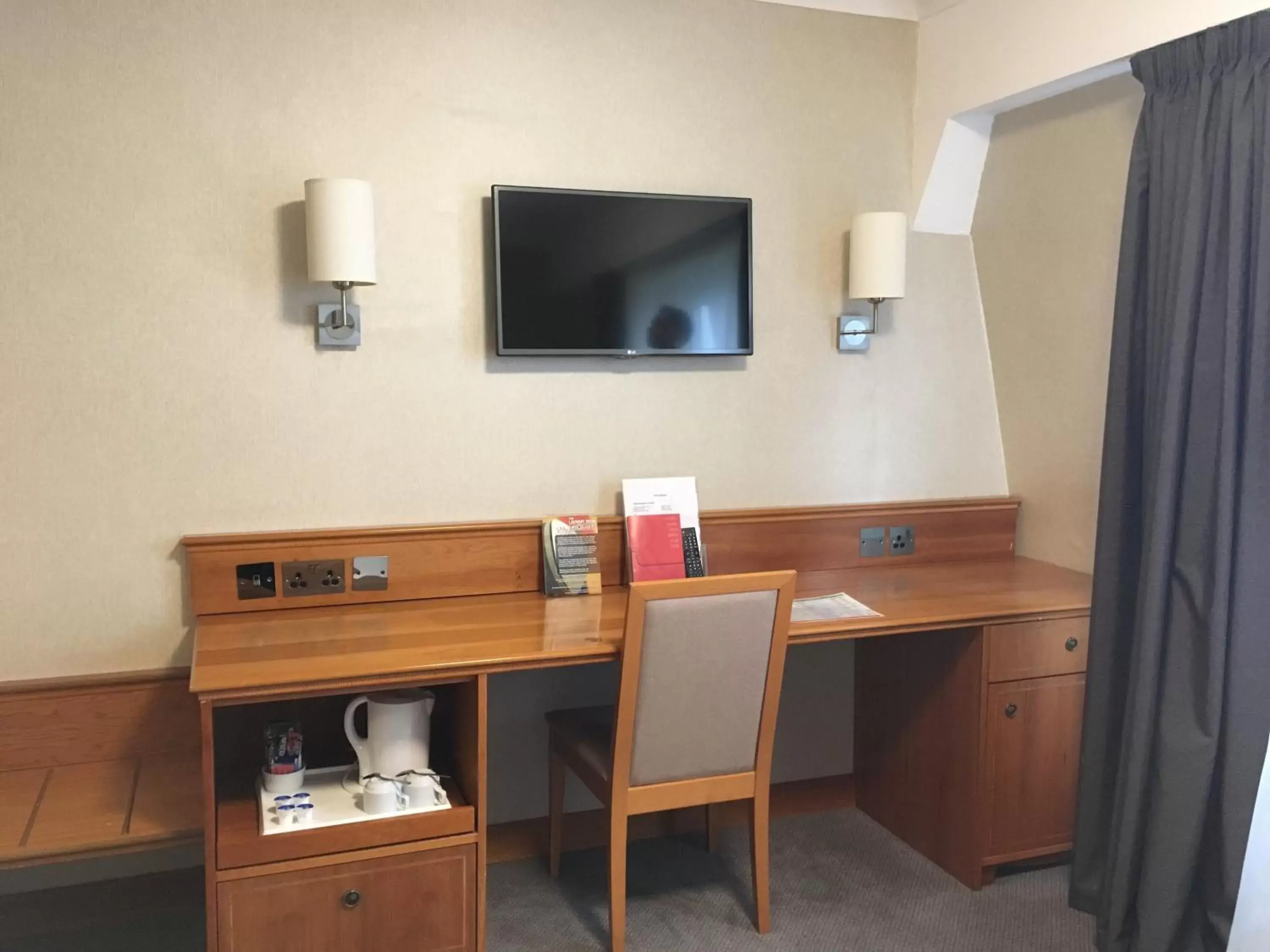 TV and multimedia, TV/Entertainment Center in Savera Hotel South Ruislip