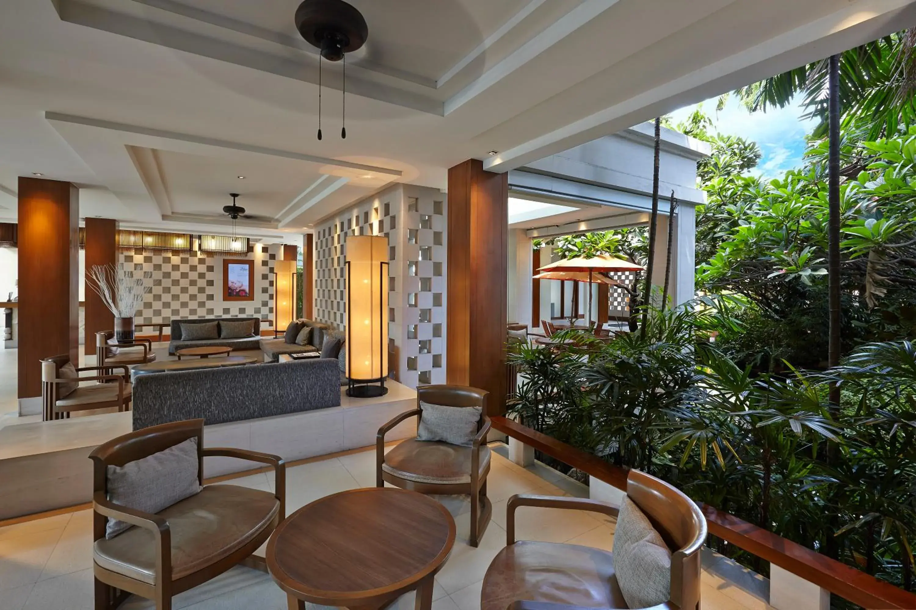 Lobby or reception, Lounge/Bar in Woodlands Hotel and Resort Pattaya