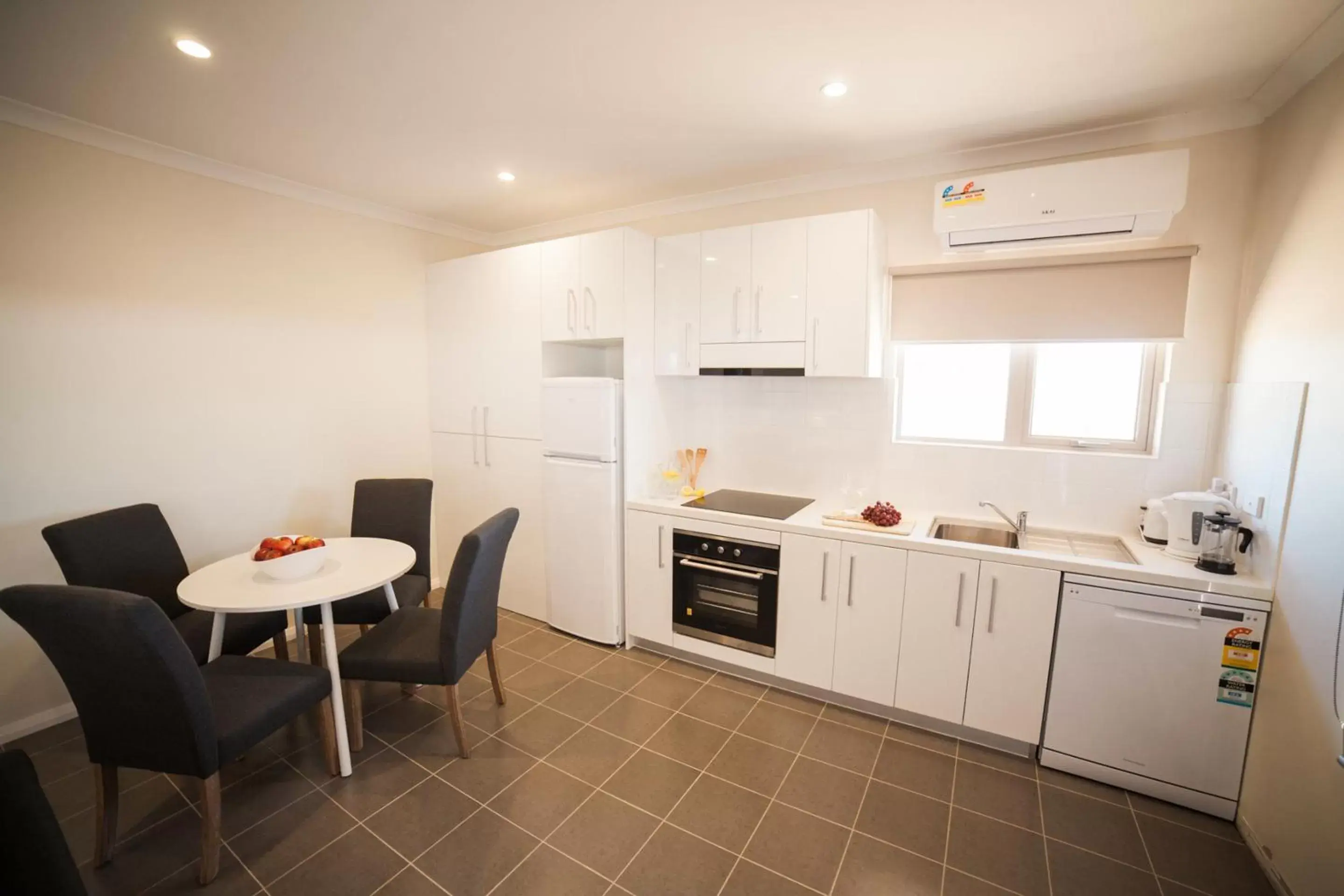 Kitchen or kitchenette, Kitchen/Kitchenette in Exmouth Escape Resort