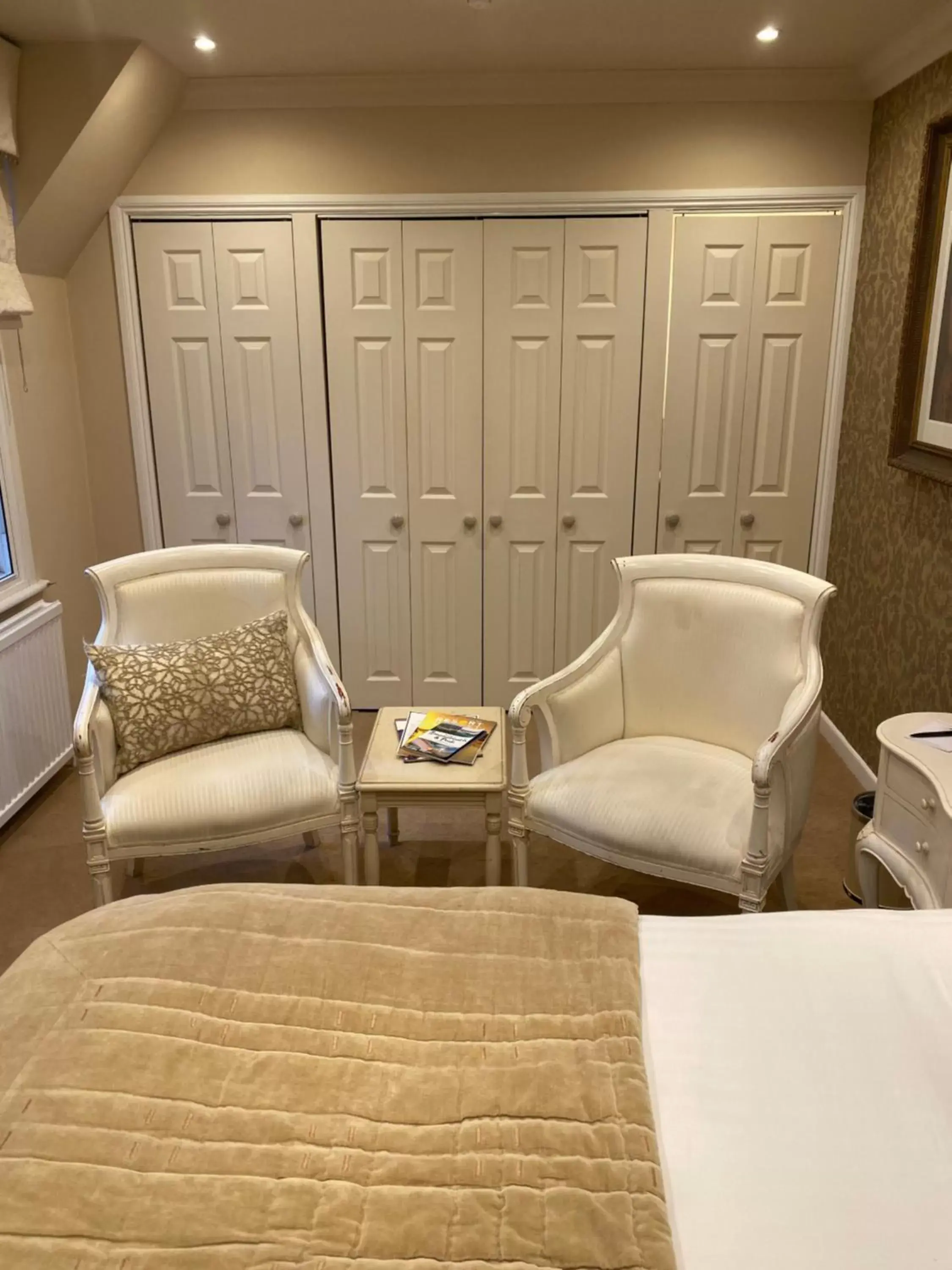 Seating Area in Langtry Manor Hotel