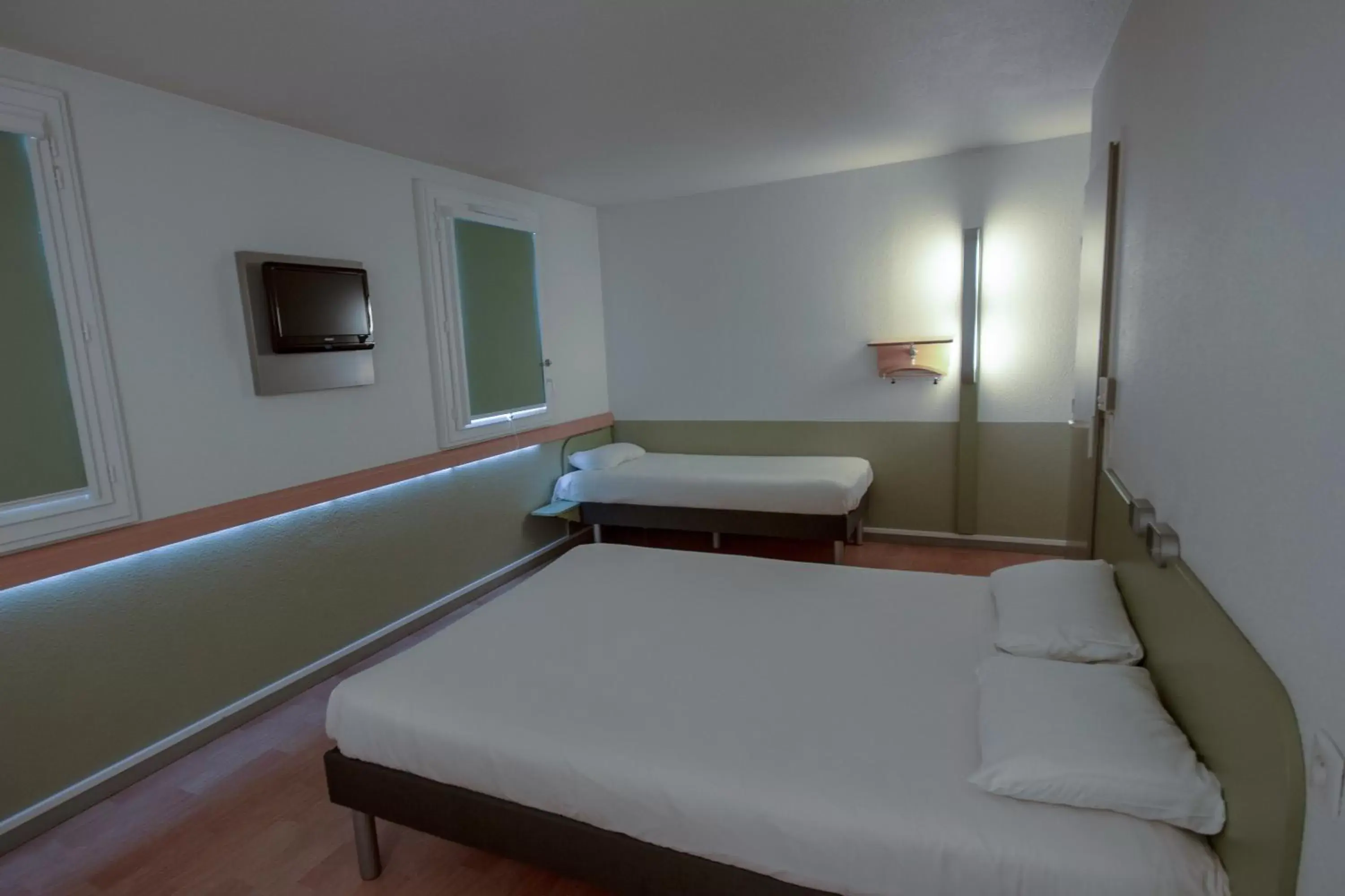 Facility for disabled guests, Bed in ibis budget Bordeaux Sud