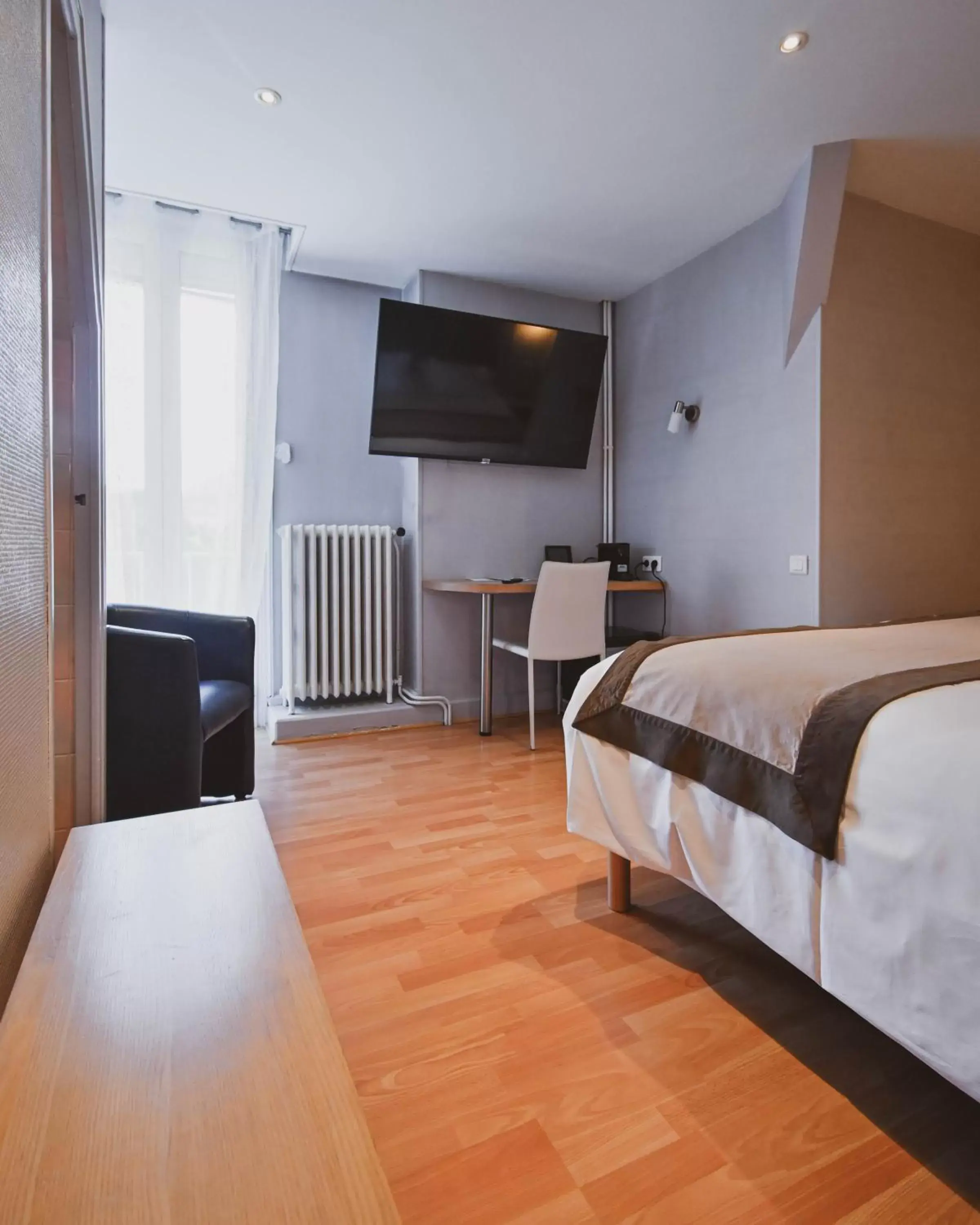 Bedroom, TV/Entertainment Center in The Originals Boutique, Hôtel du Pont Roupt, Mende (Inter-Hotel)