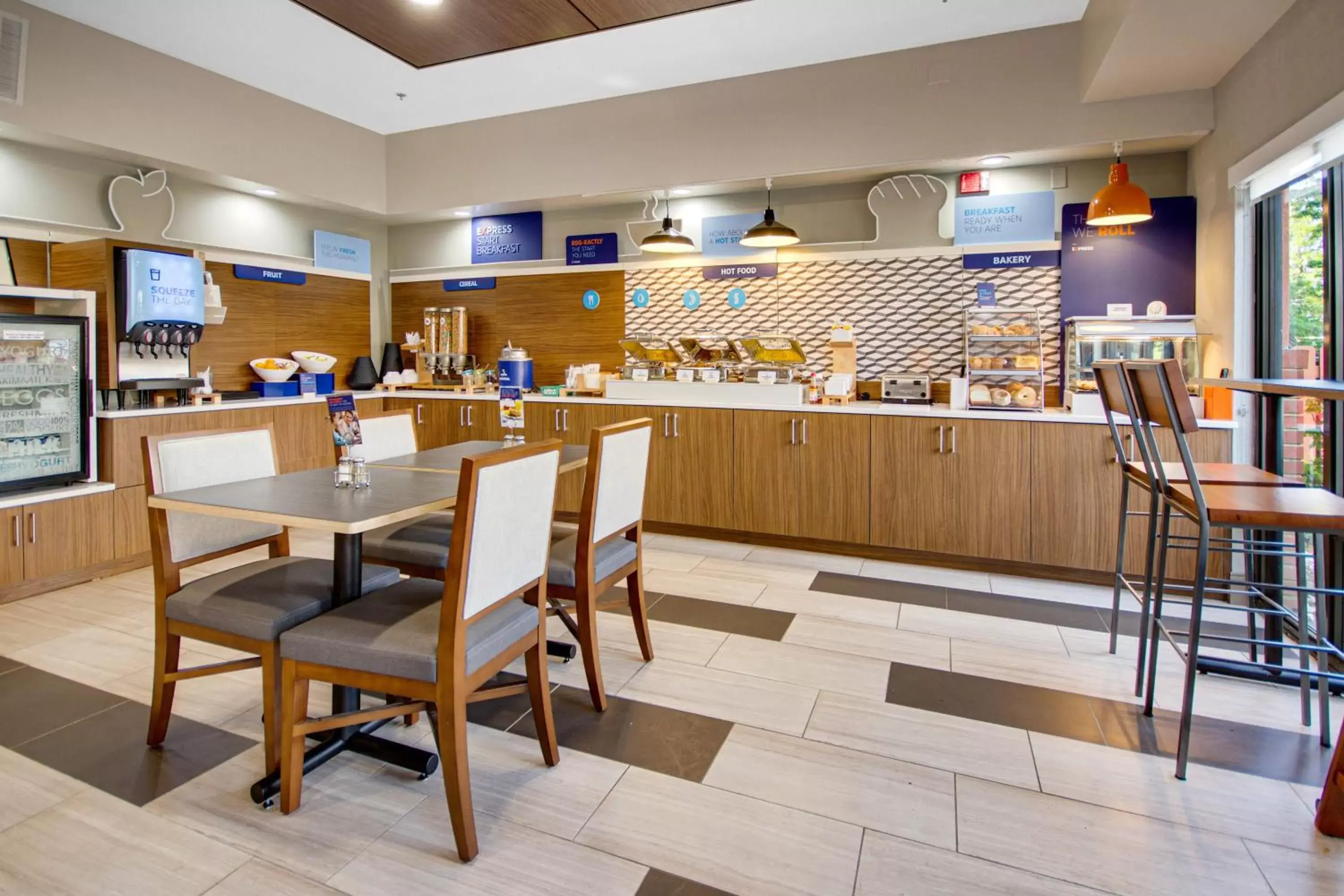 Breakfast, Restaurant/Places to Eat in Holiday Inn Express Dublin, an IHG Hotel