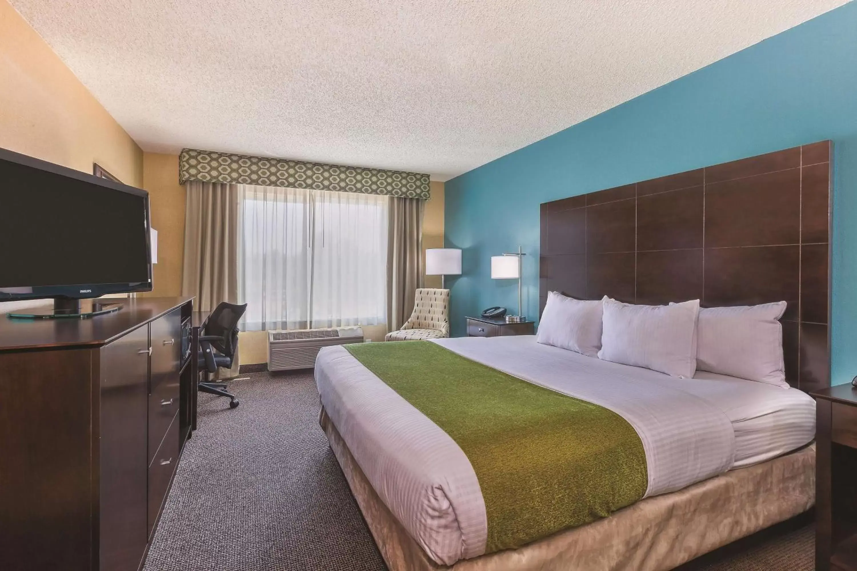 Photo of the whole room, Bed in La Quinta by Wyndham Boise Airport