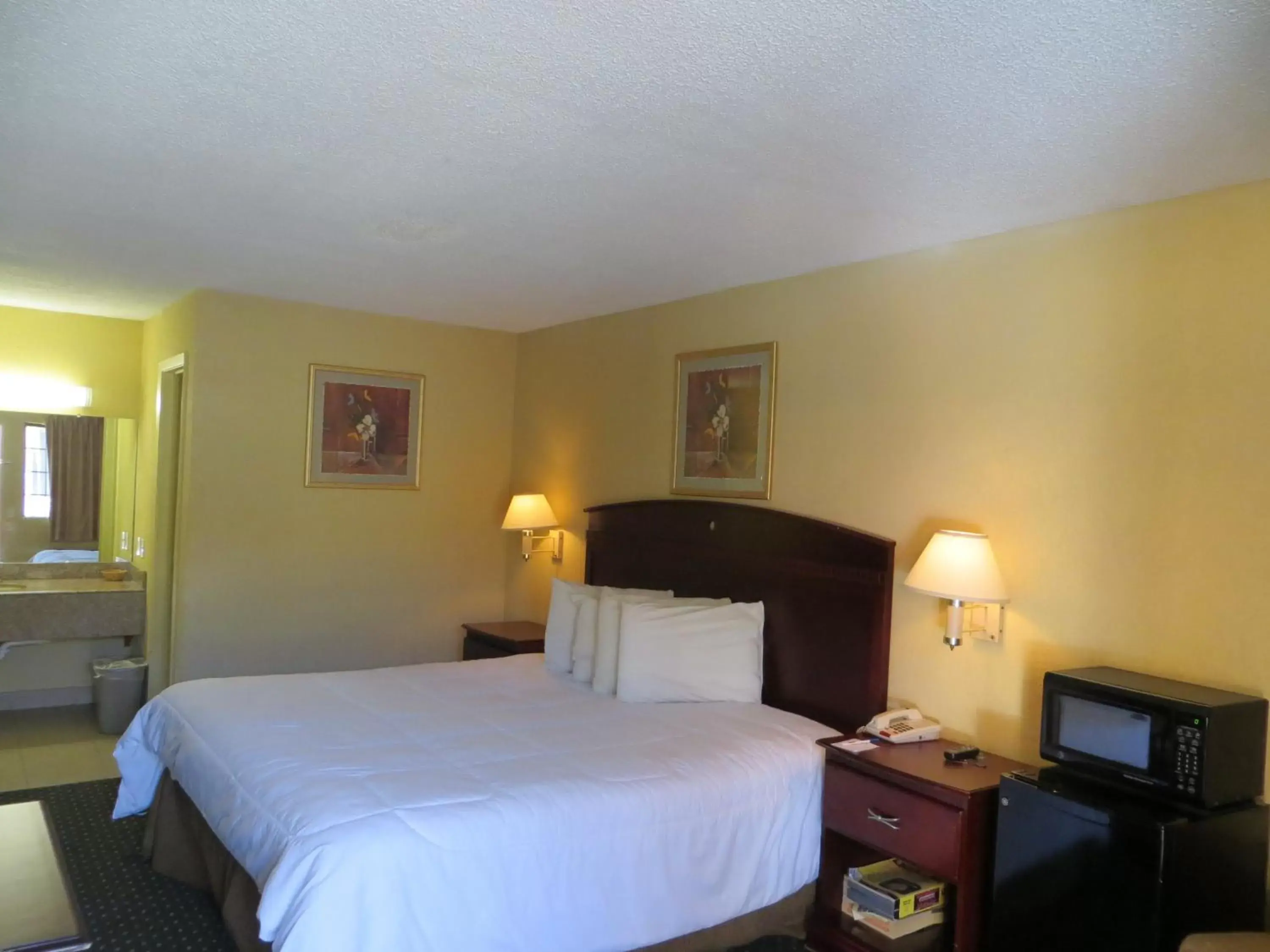 Photo of the whole room, Bed in Welcome Inn