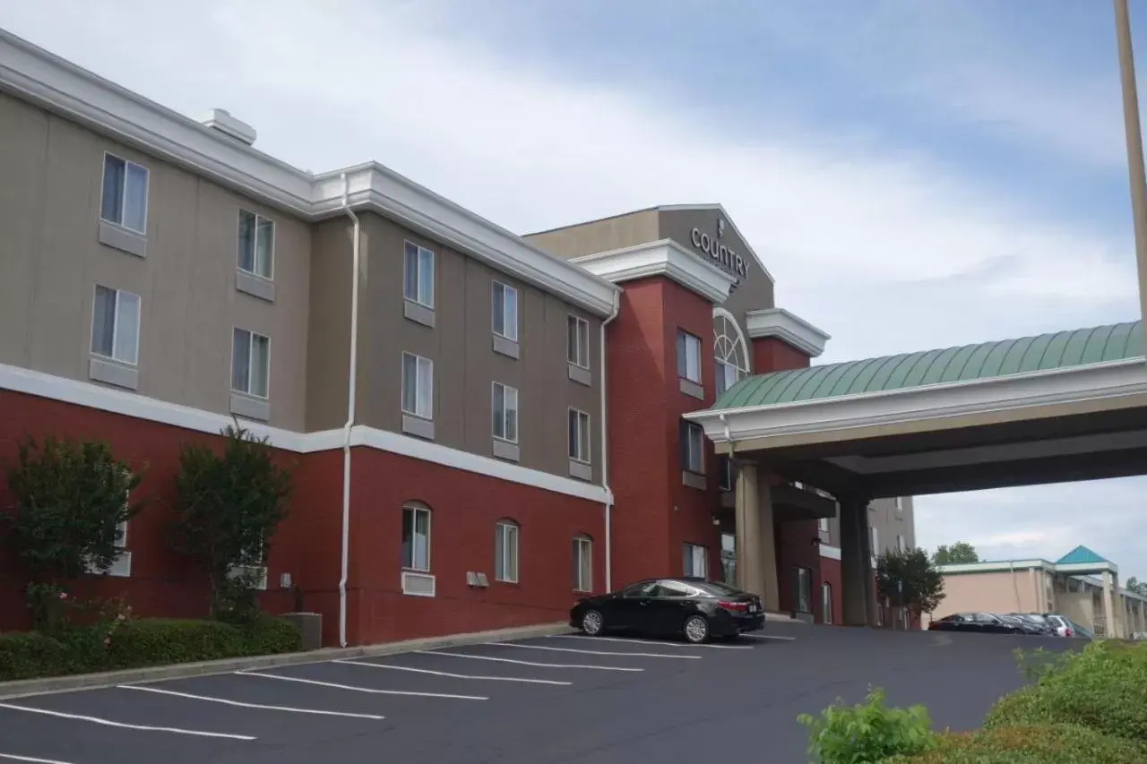 Property Building in Country Inn & Suites by Radisson, Commerce, GA Near SK Battery Plant