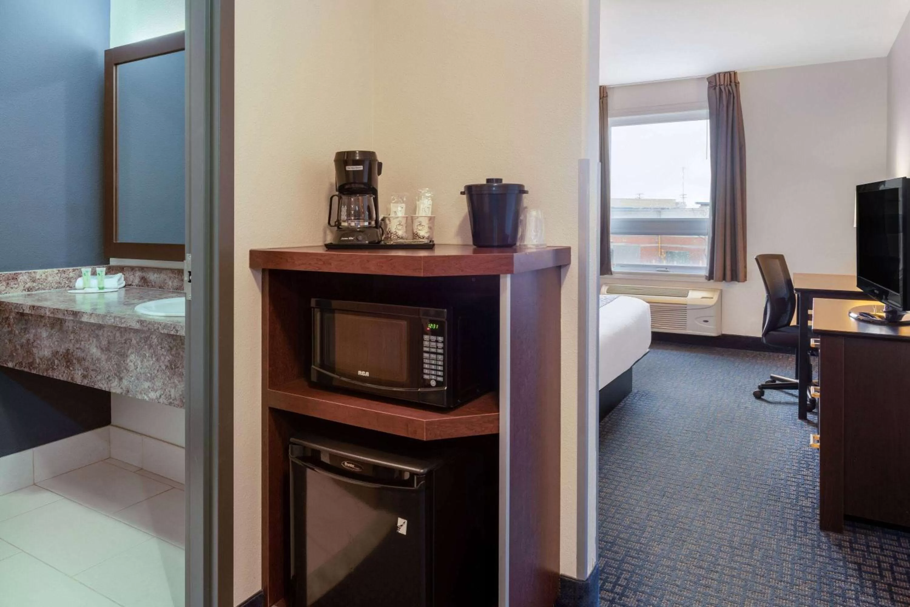 Photo of the whole room, Bed in Super 8 by Wyndham Lachenaie/Terrebonne