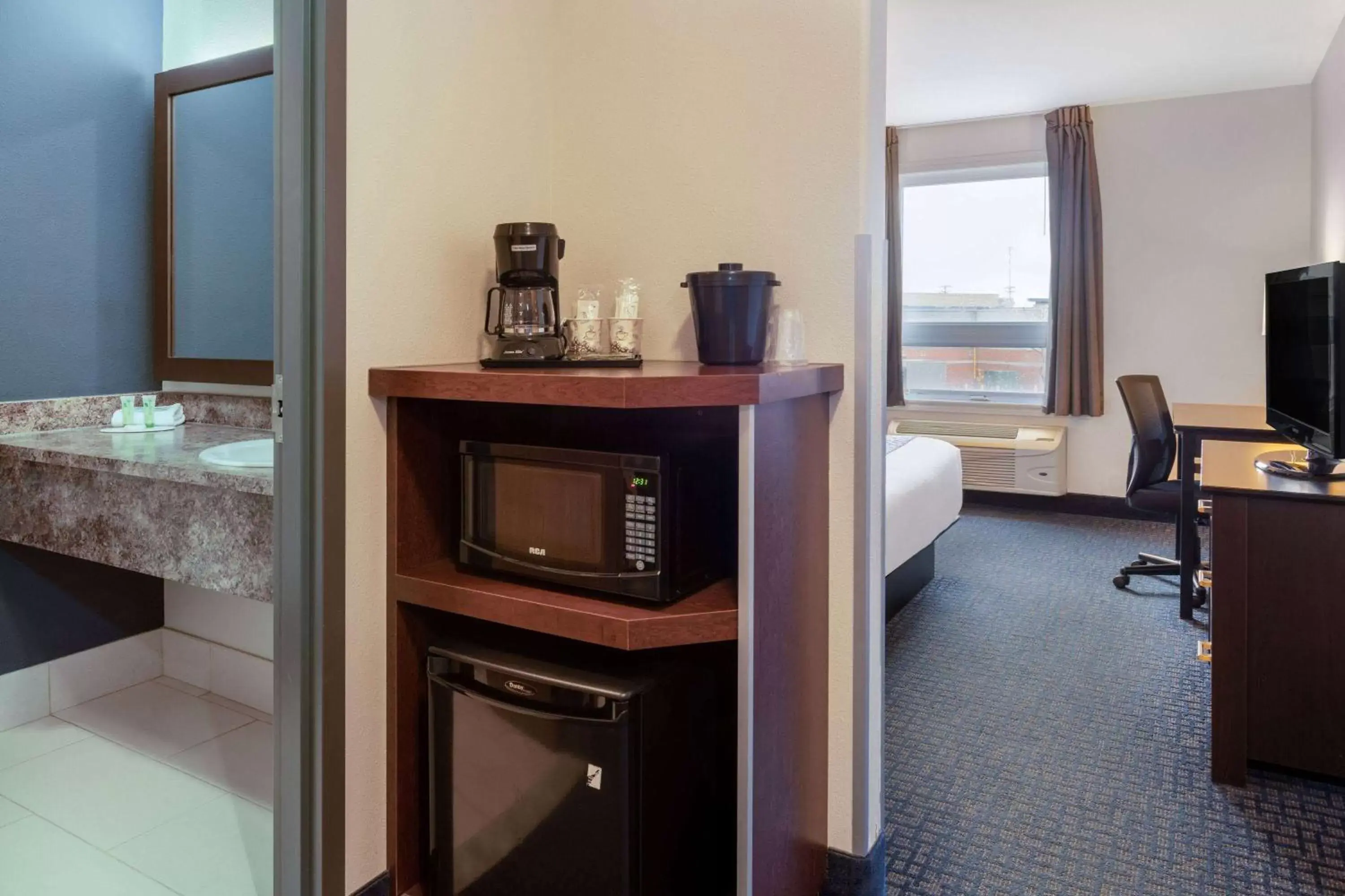 Photo of the whole room, Bed in Super 8 by Wyndham Lachenaie/Terrebonne Photo of the whole room, Bed in Super 8 by Wyndham Lachenaie/Terrebonne