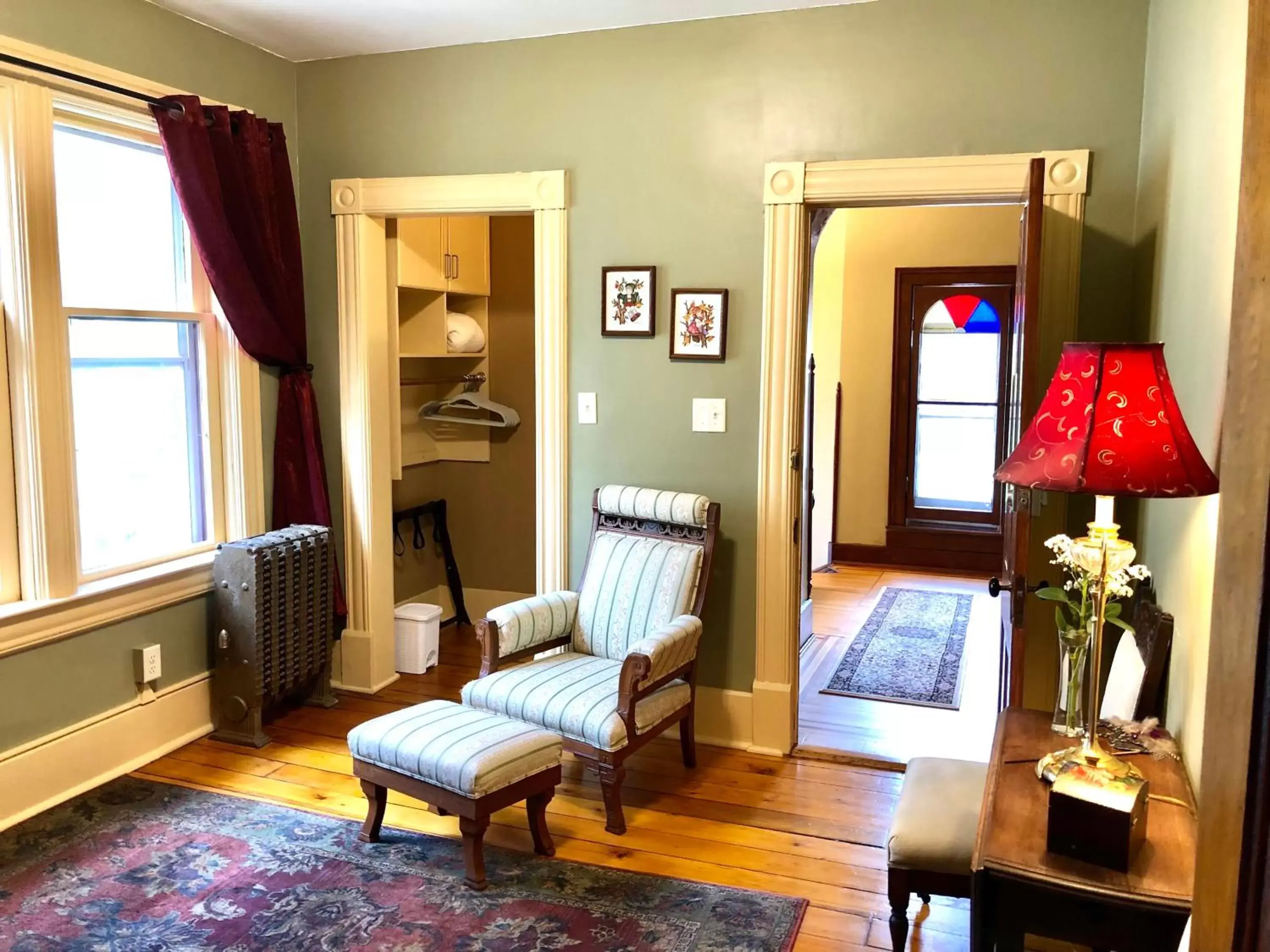 Bed, Seating Area in Moulin Rouge House Bed and Breakfast