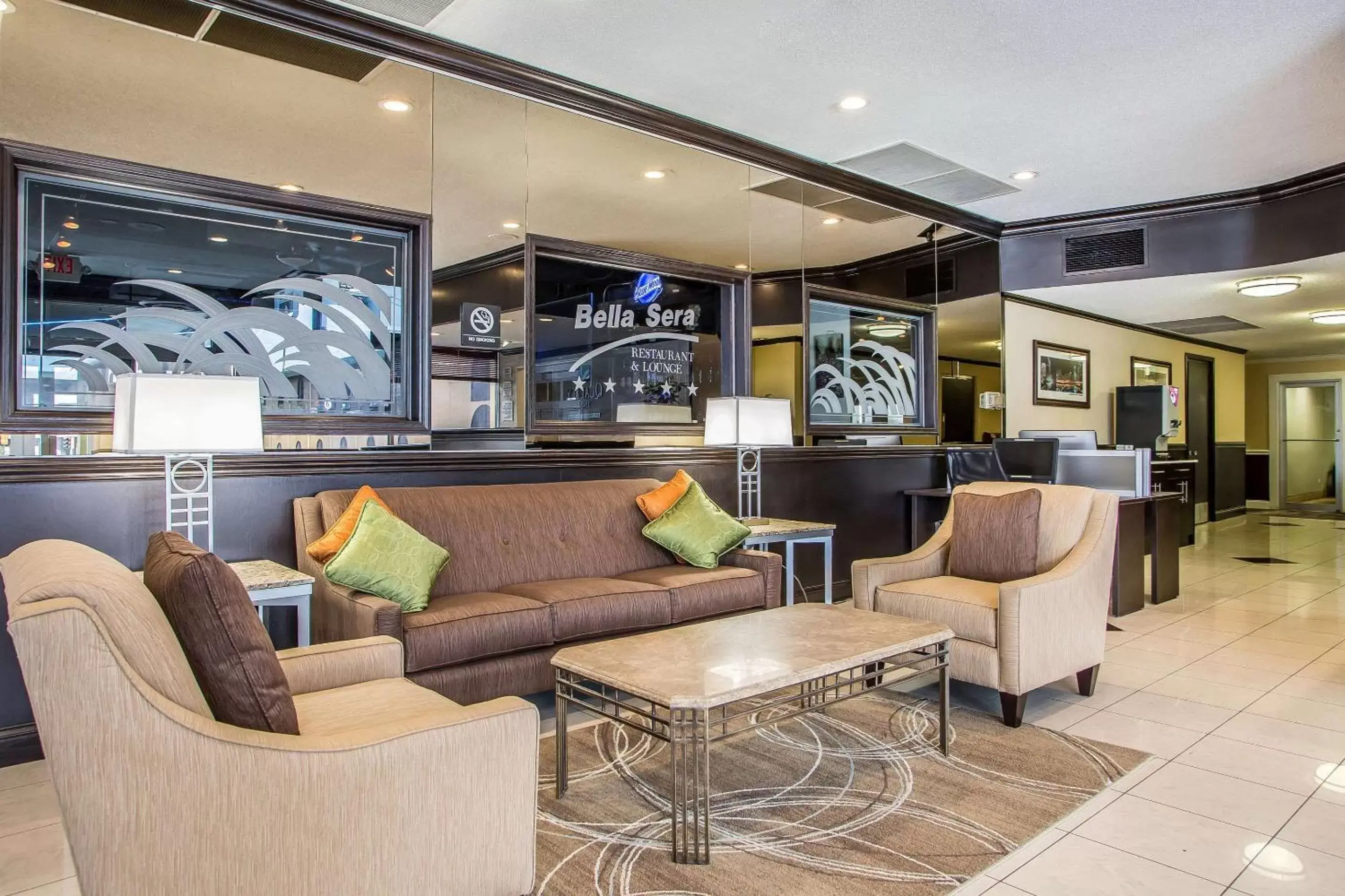 Lobby or reception, Lounge/Bar in Quality Inn O'Hare Airport
