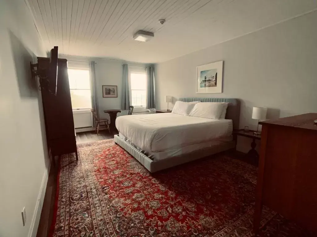 Photo of the whole room, Bed in South Landing Inn