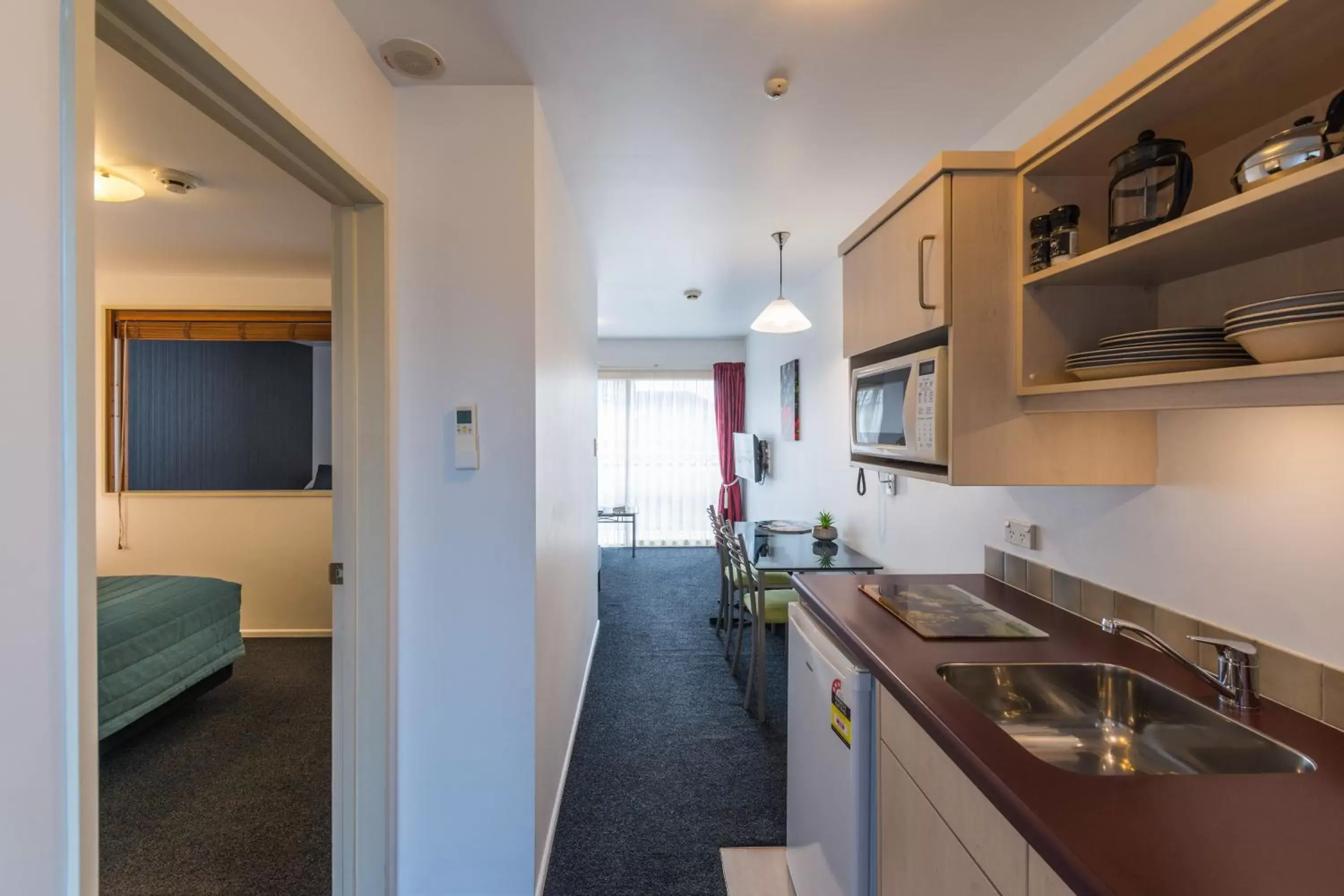 Bed, Kitchen/Kitchenette in Roma On Riccarton Motel