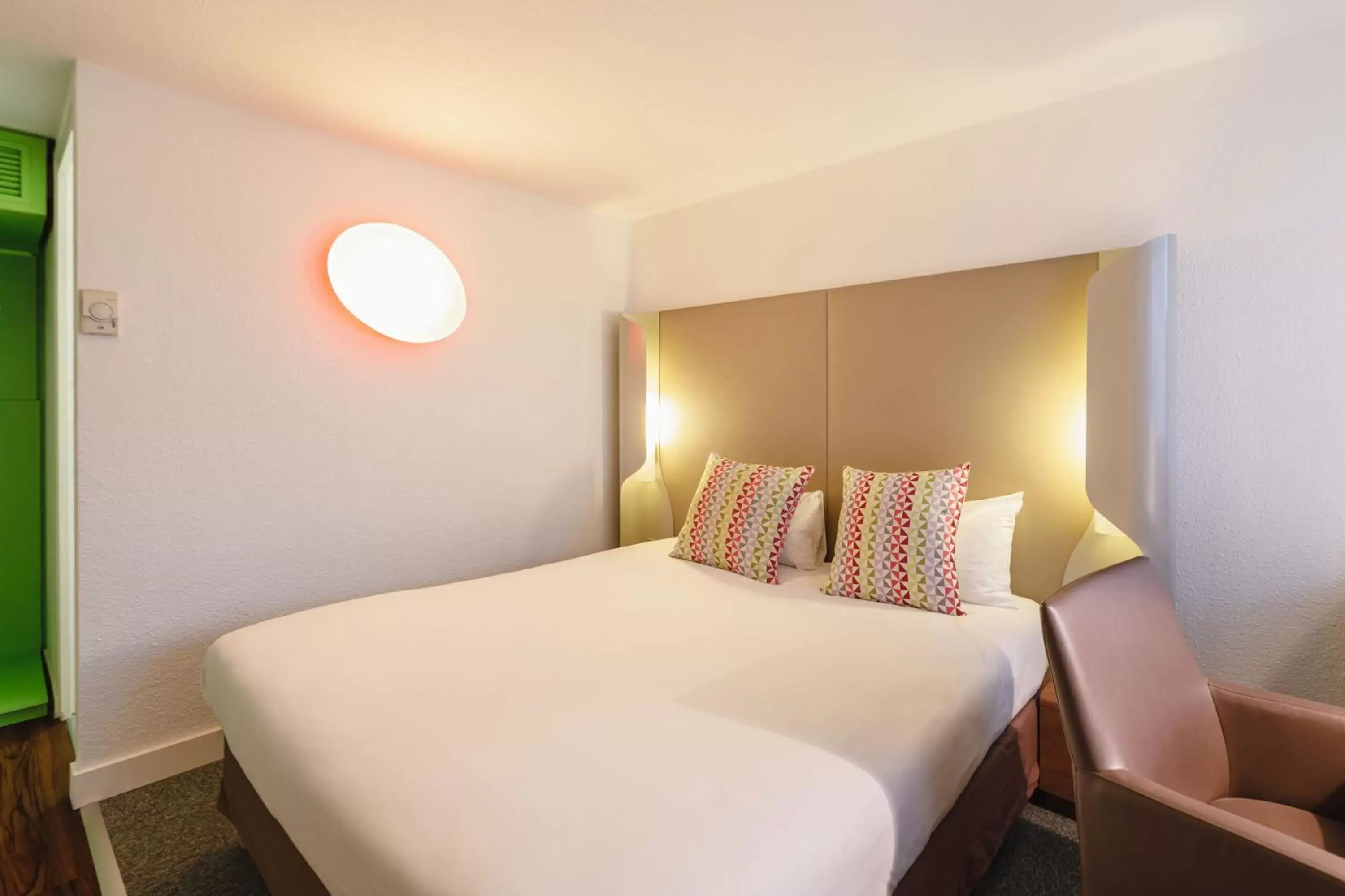 Bedroom, Bed in Campanile Lyon Bron Eurexpo Bedroom, Bed in Campanile Lyon Bron Eurexpo