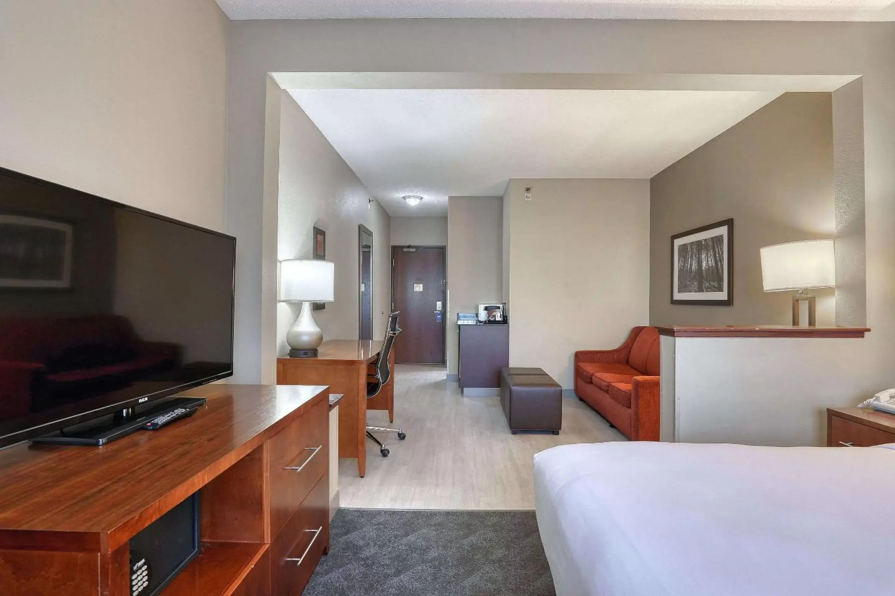 Bedroom, TV/Entertainment Center in Comfort Suites Madison West