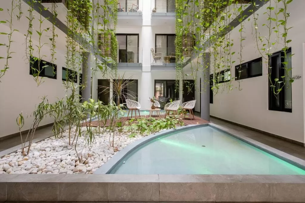 Property building, Swimming Pool in Homely Studio or OneBR in Playa del Carmen w Balcony, BBQ, Pool Infinite, AC, TV Smart, 60mb