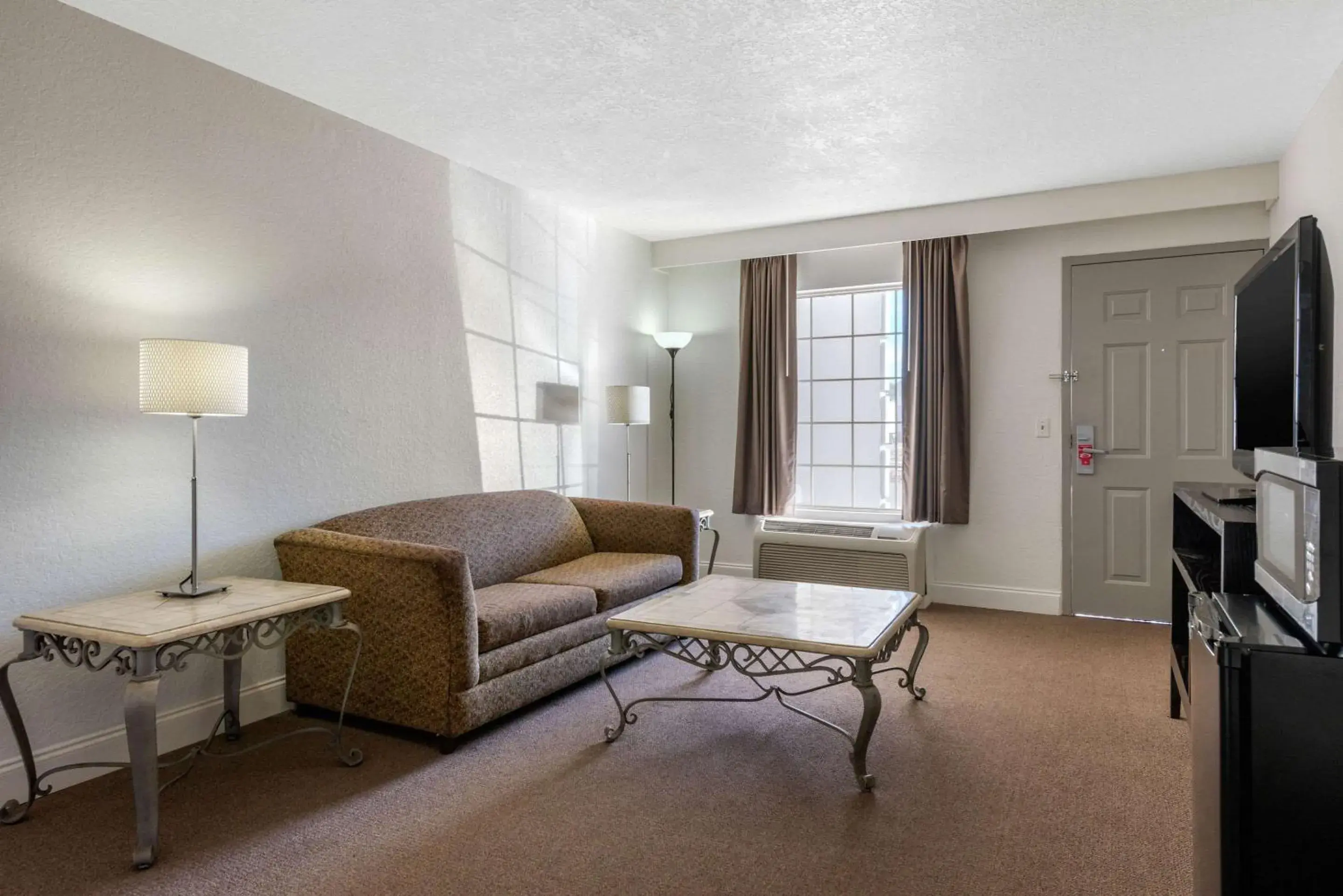 Bedroom, Seating Area in Econo Lodge at Raymond James Stadium