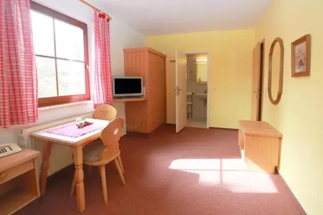 Photo of the whole room, Dining Area in Hotel in der Mühle