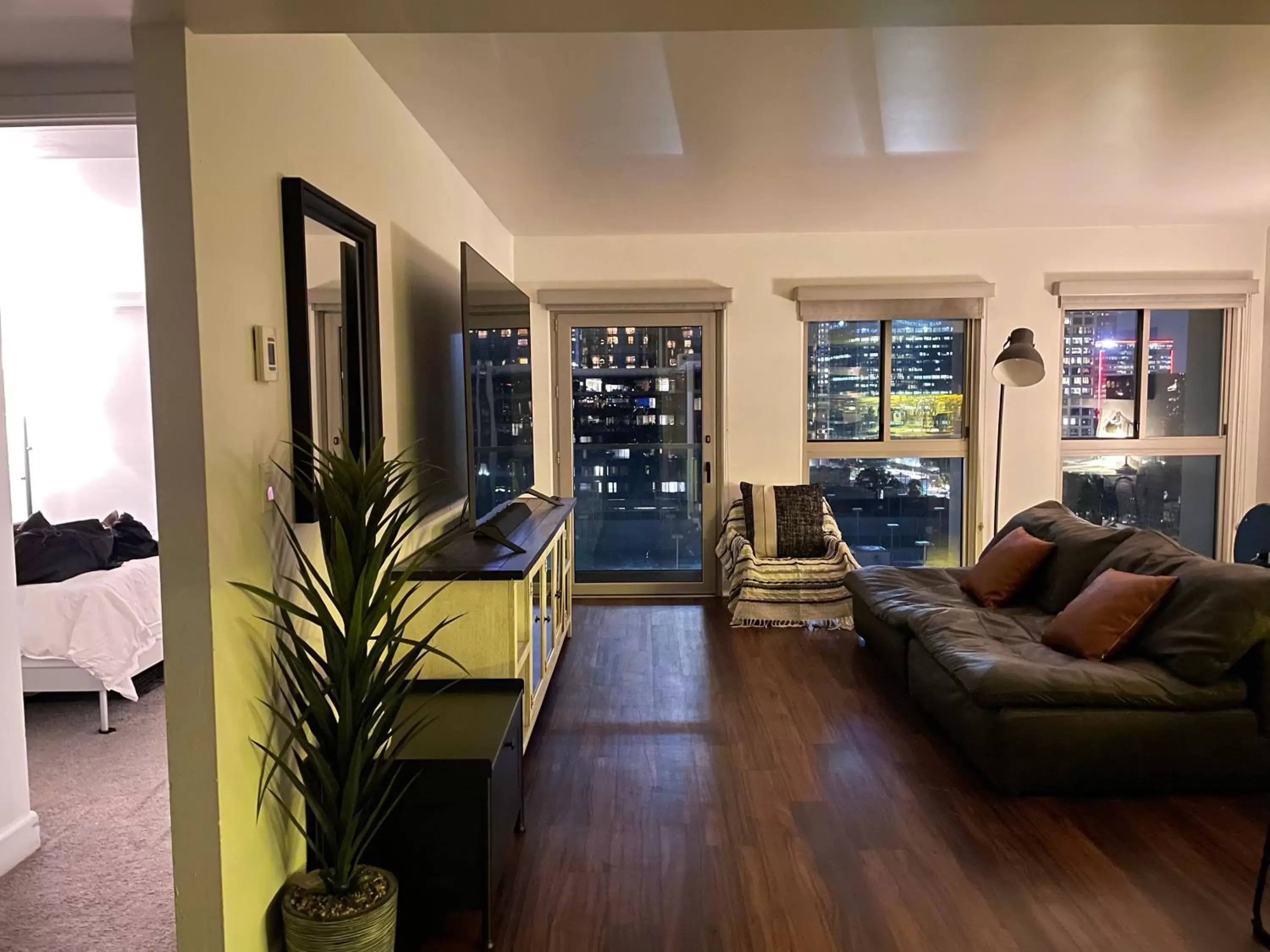 Living room in Amazing DTLA View 1bd Full Kitchen Free Private Parking.