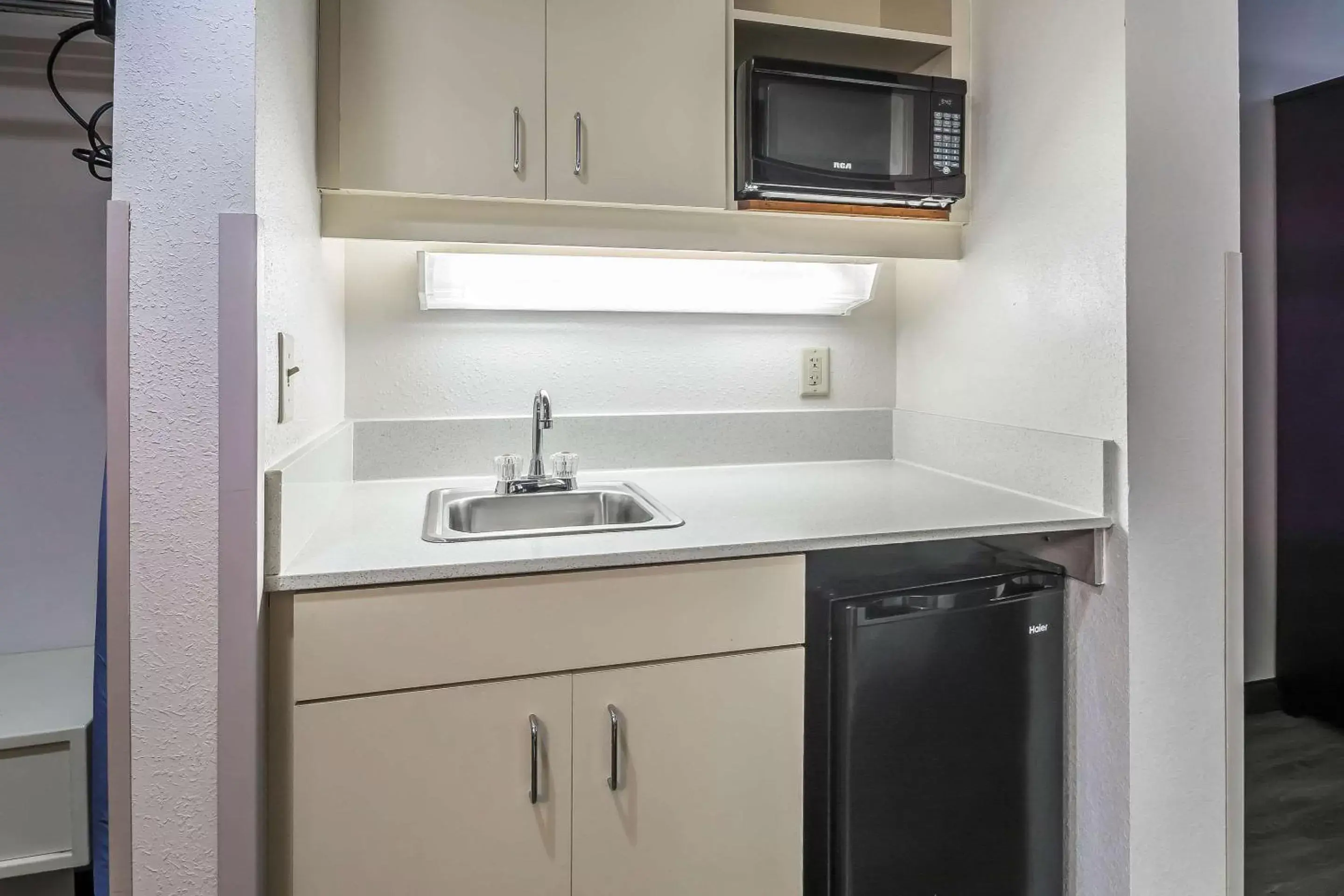 Photo of the whole room, Kitchen/Kitchenette in Comfort Inn University Gainesville