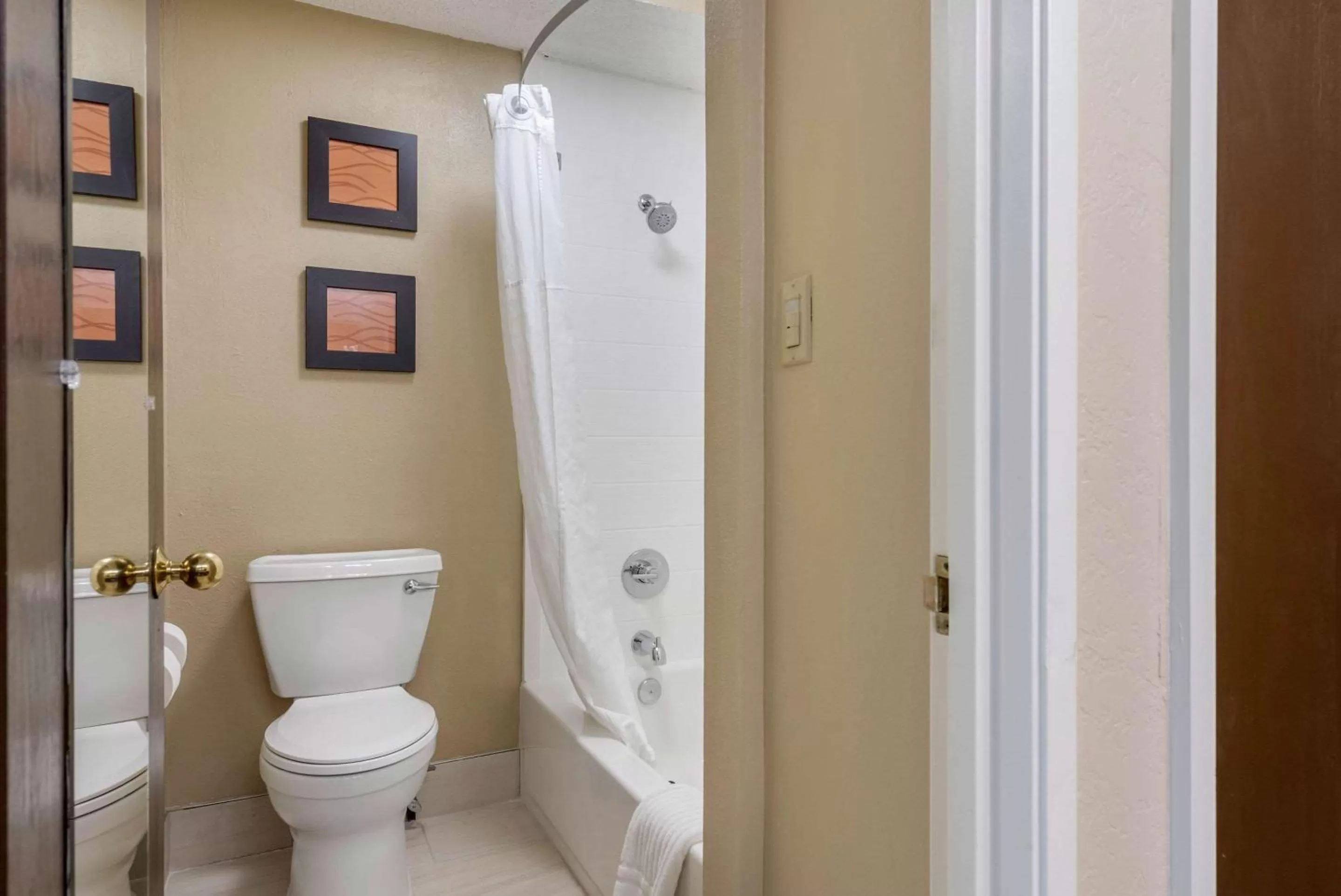 Bathroom in Comfort Inn Indianapolis South