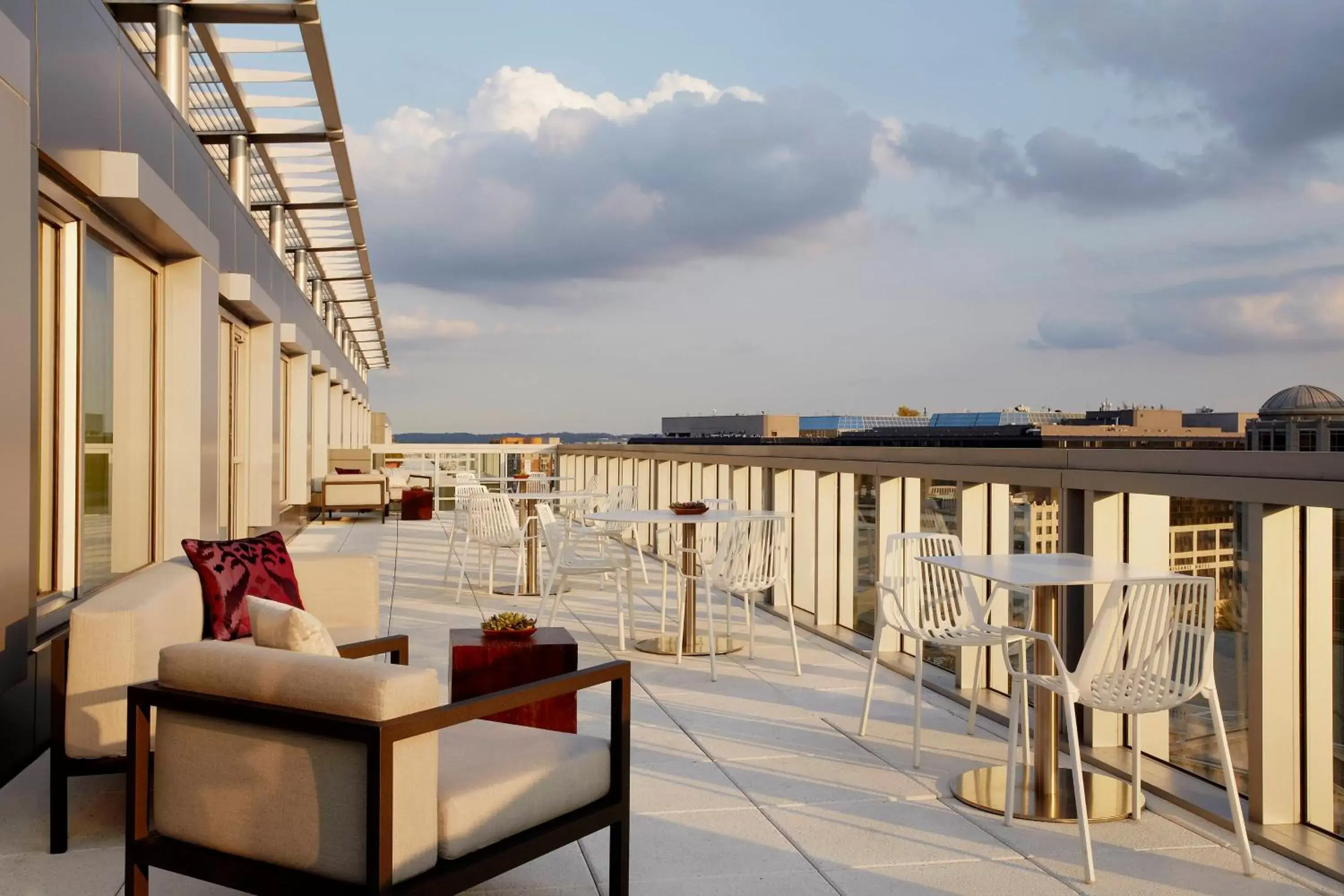 Lounge or bar, Balcony/Terrace in Marriott Marquis Washington, DC