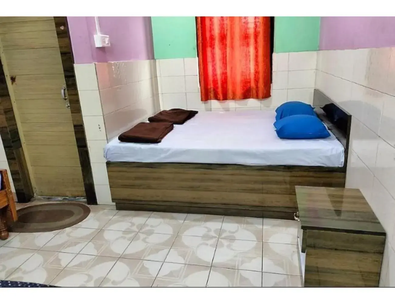 Bed in Goroomgo Central Guest House Agartala