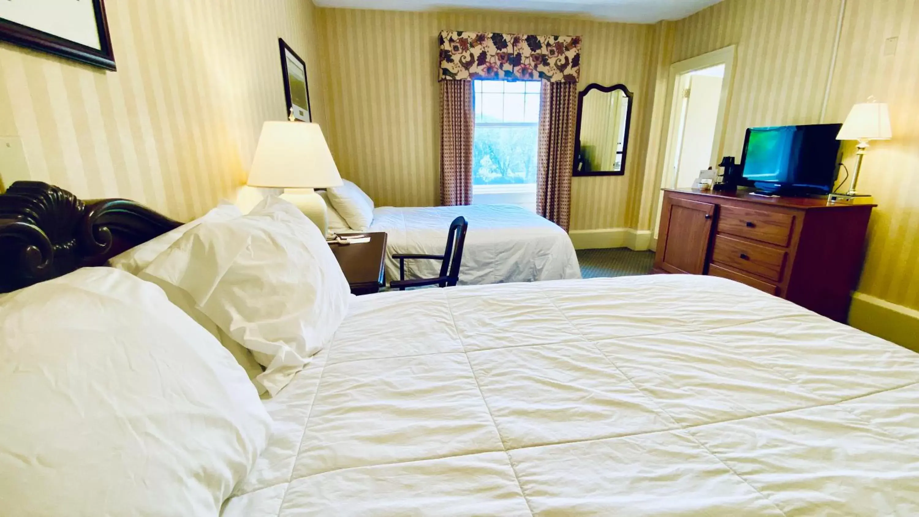 Bed in Shawnee Inn and Golf Resort