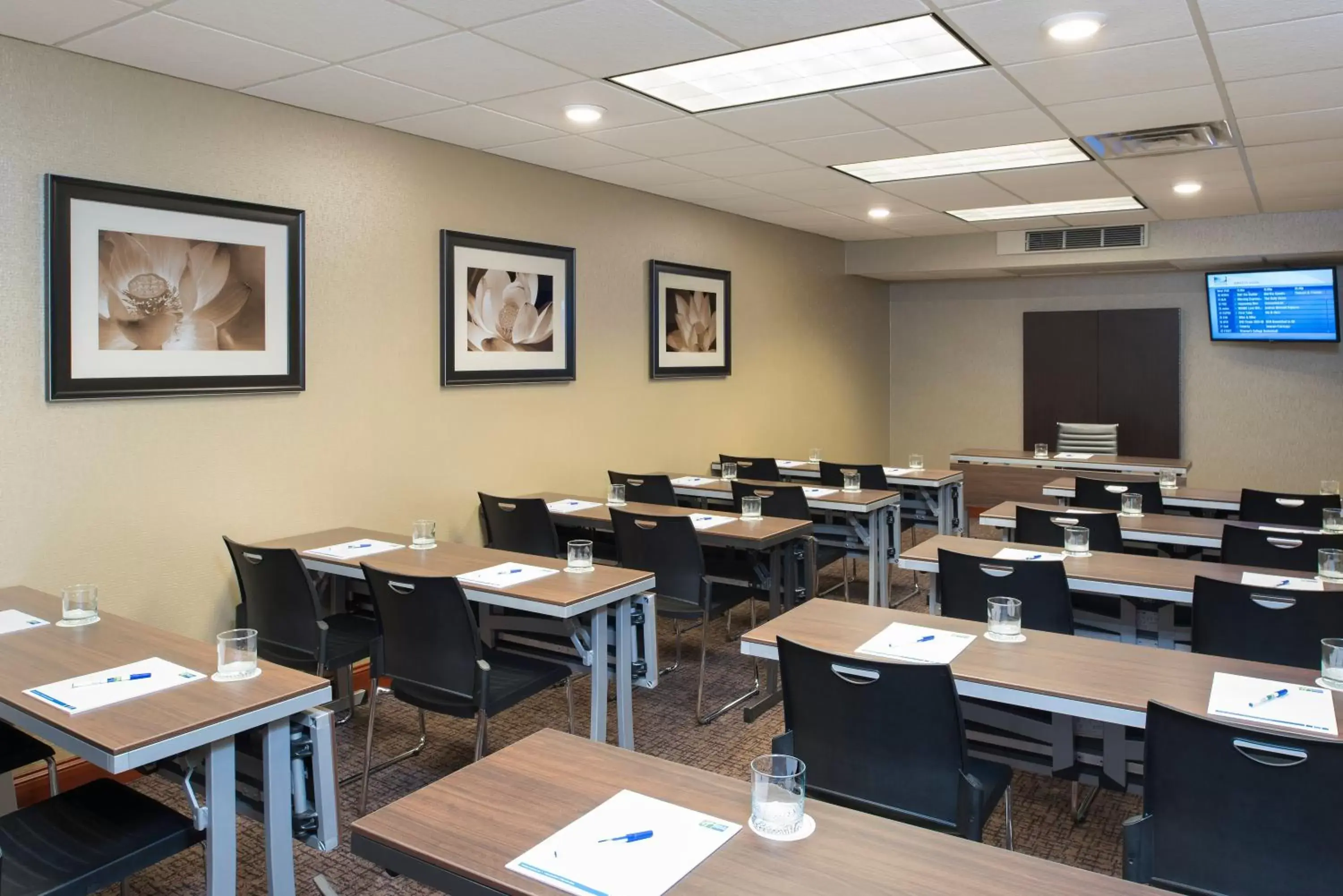 Meeting/conference room, Restaurant/Places to Eat in Holiday Inn Express Hotel & Suites Grand Rapids-North, an IHG Hotel