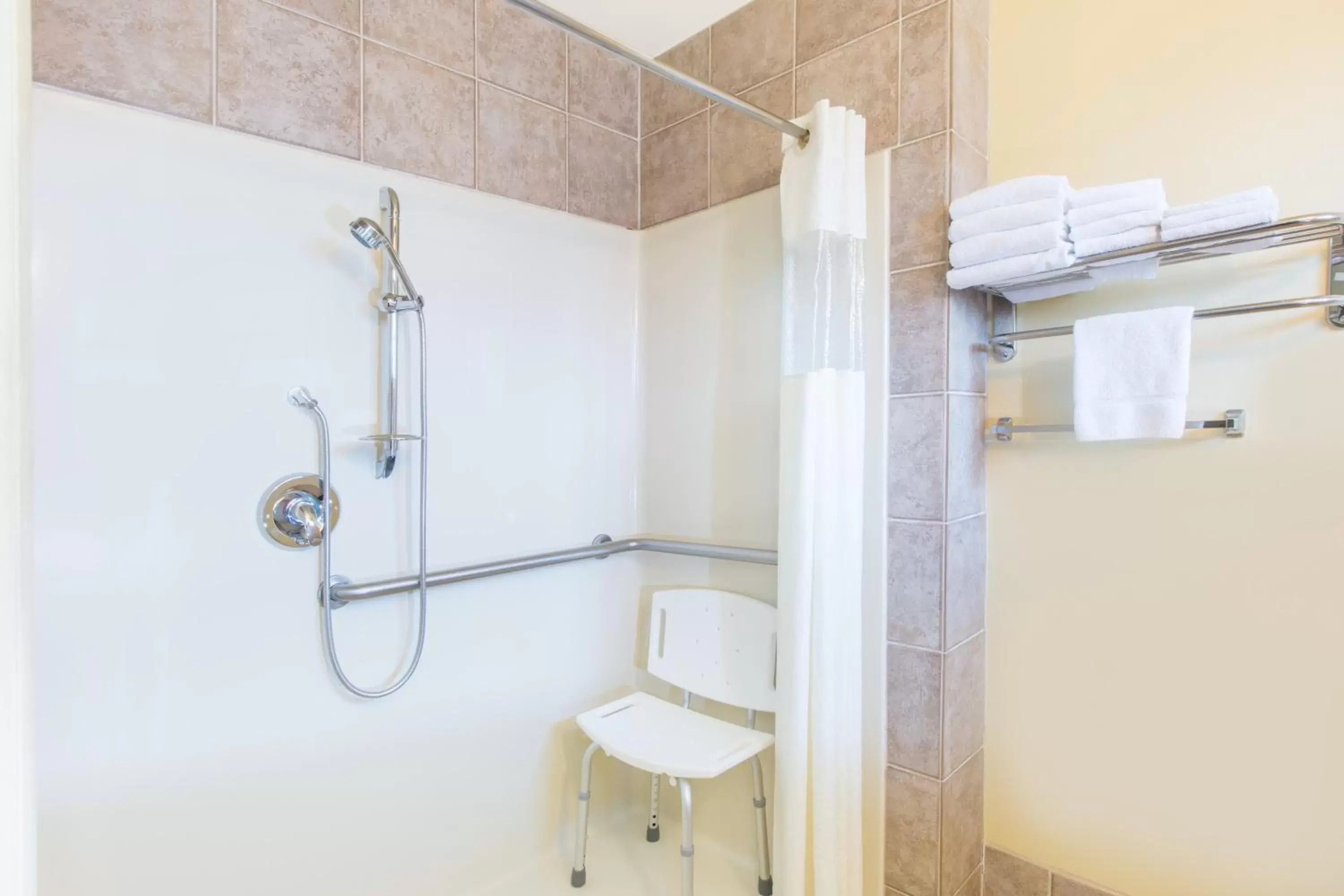 Shower, Bathroom in Riverfront Inn Roseburg