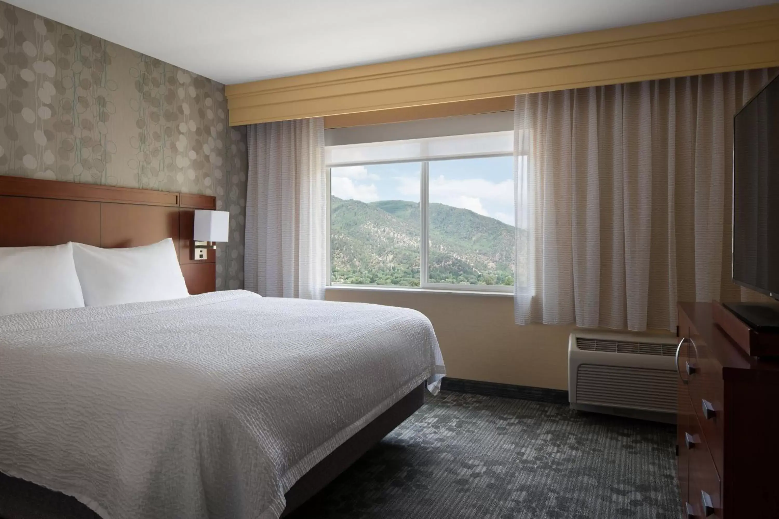 Bedroom, Mountain View in Courtyard by Marriott Glenwood Springs