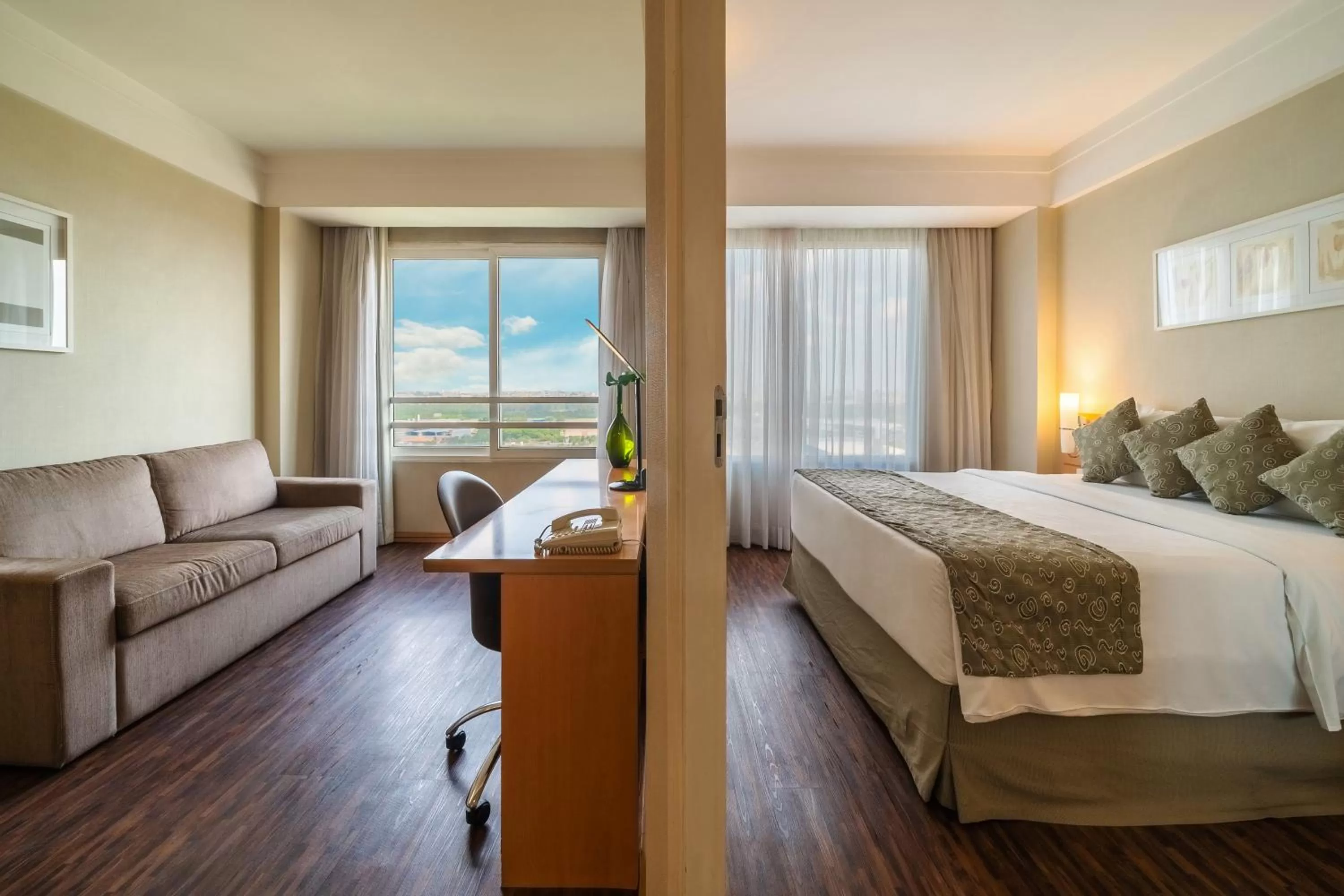 Living room, Bed in Mercure Guarulhos Aeroporto