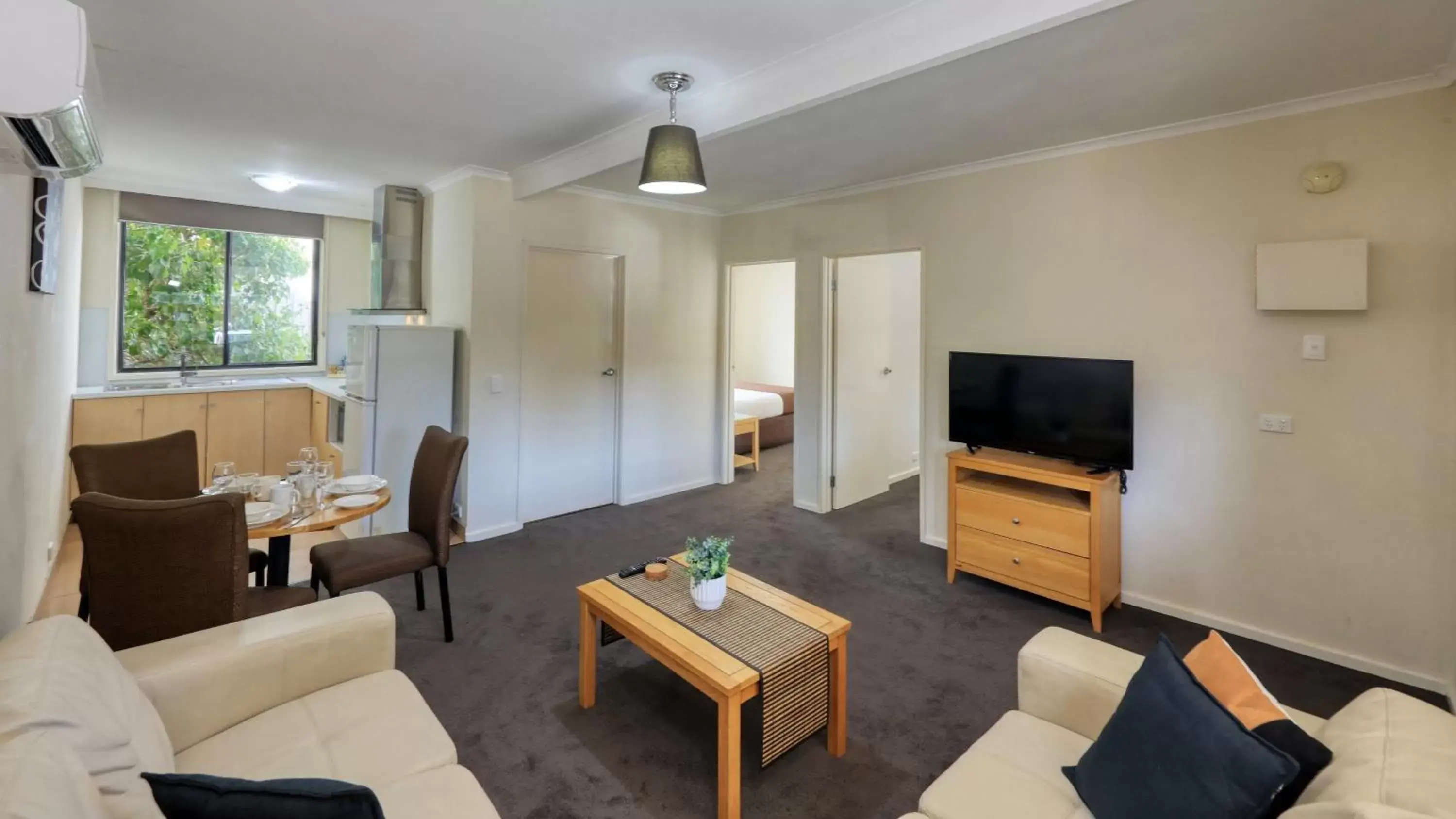 TV and multimedia, Seating Area in New Crossing Place Motel