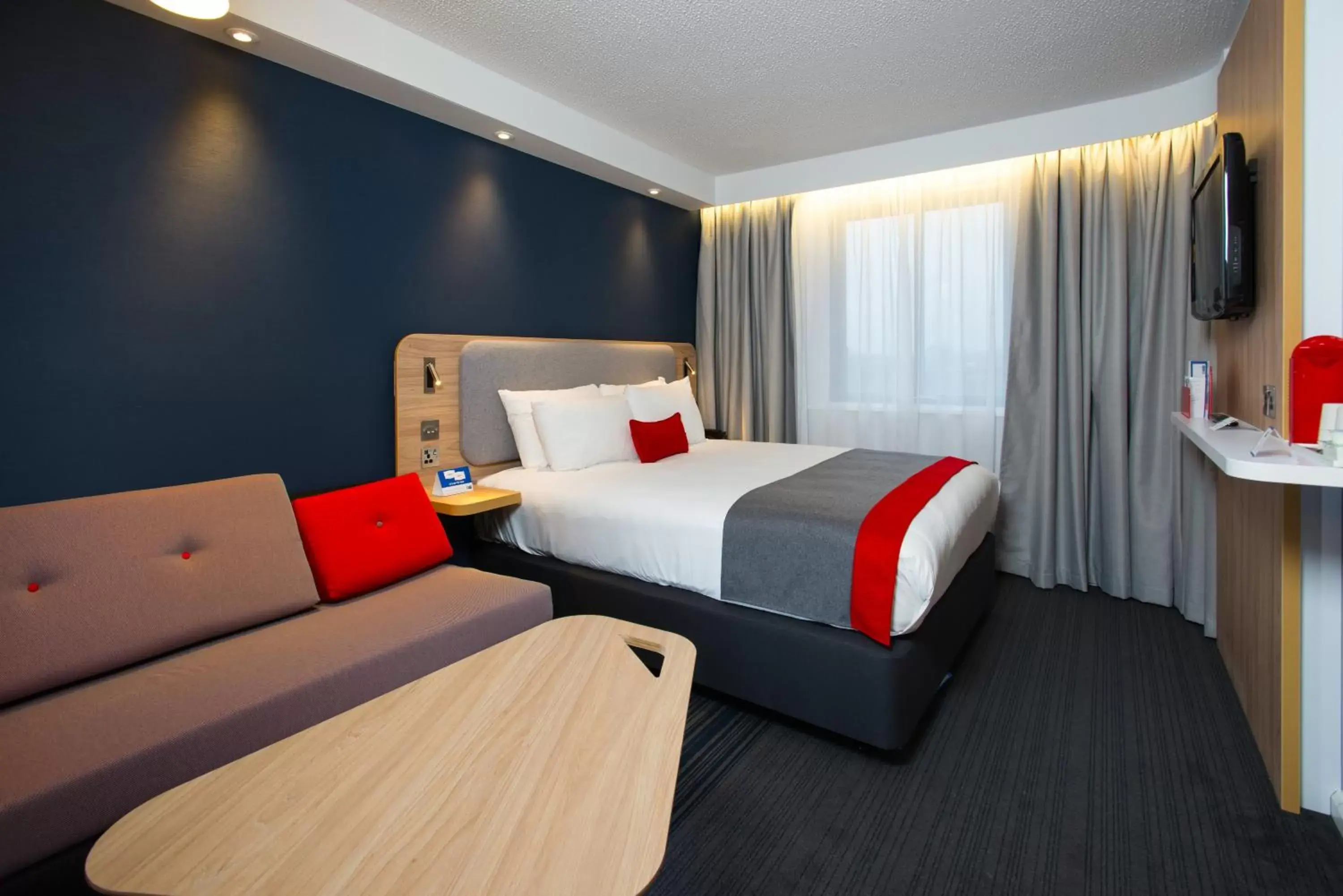 Photo of the whole room, Bed in Holiday Inn Express London Luton Airport, an IHG Hotel