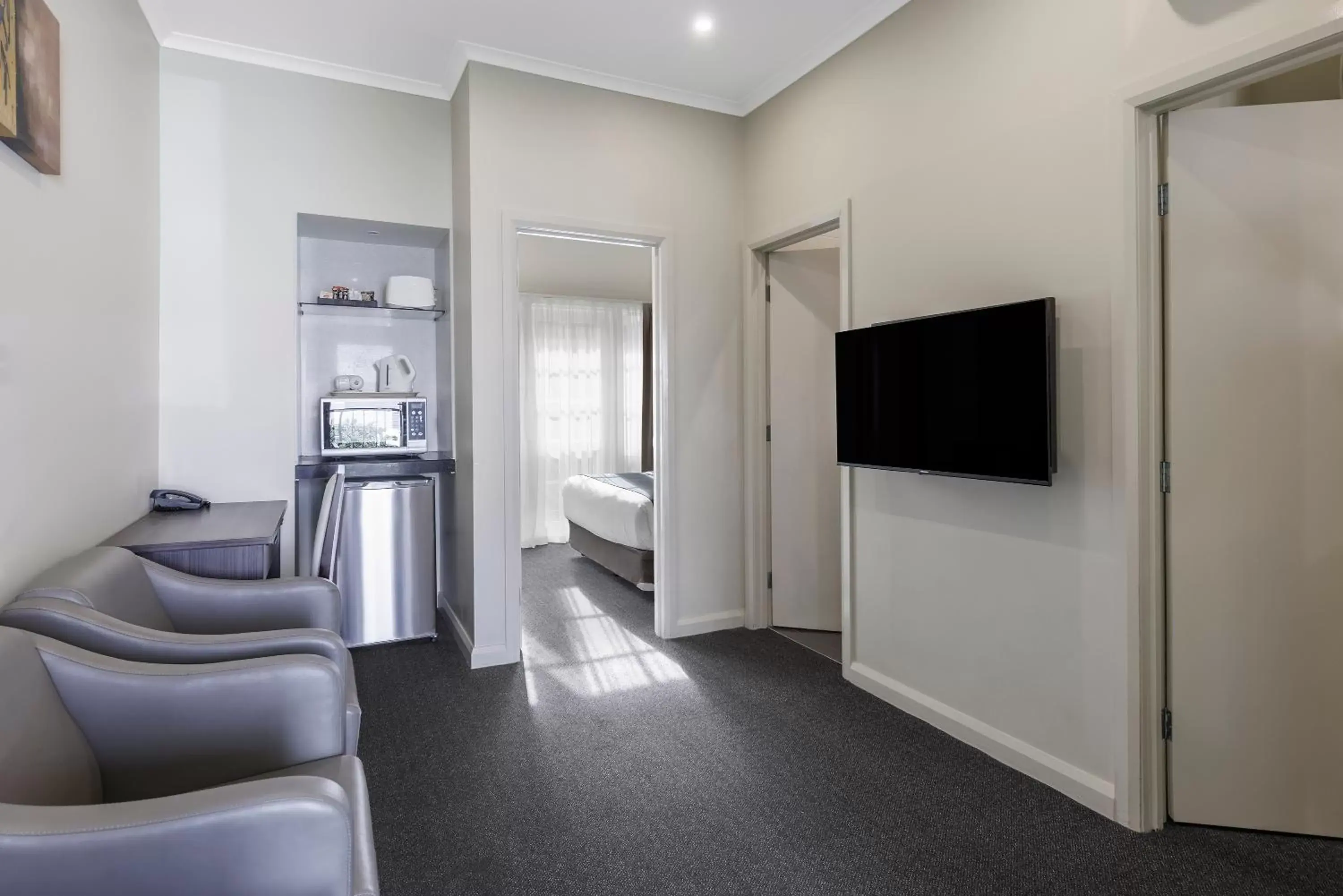 Communal lounge/ TV room, TV/Entertainment Center in Quality Hotel Melbourne Airport