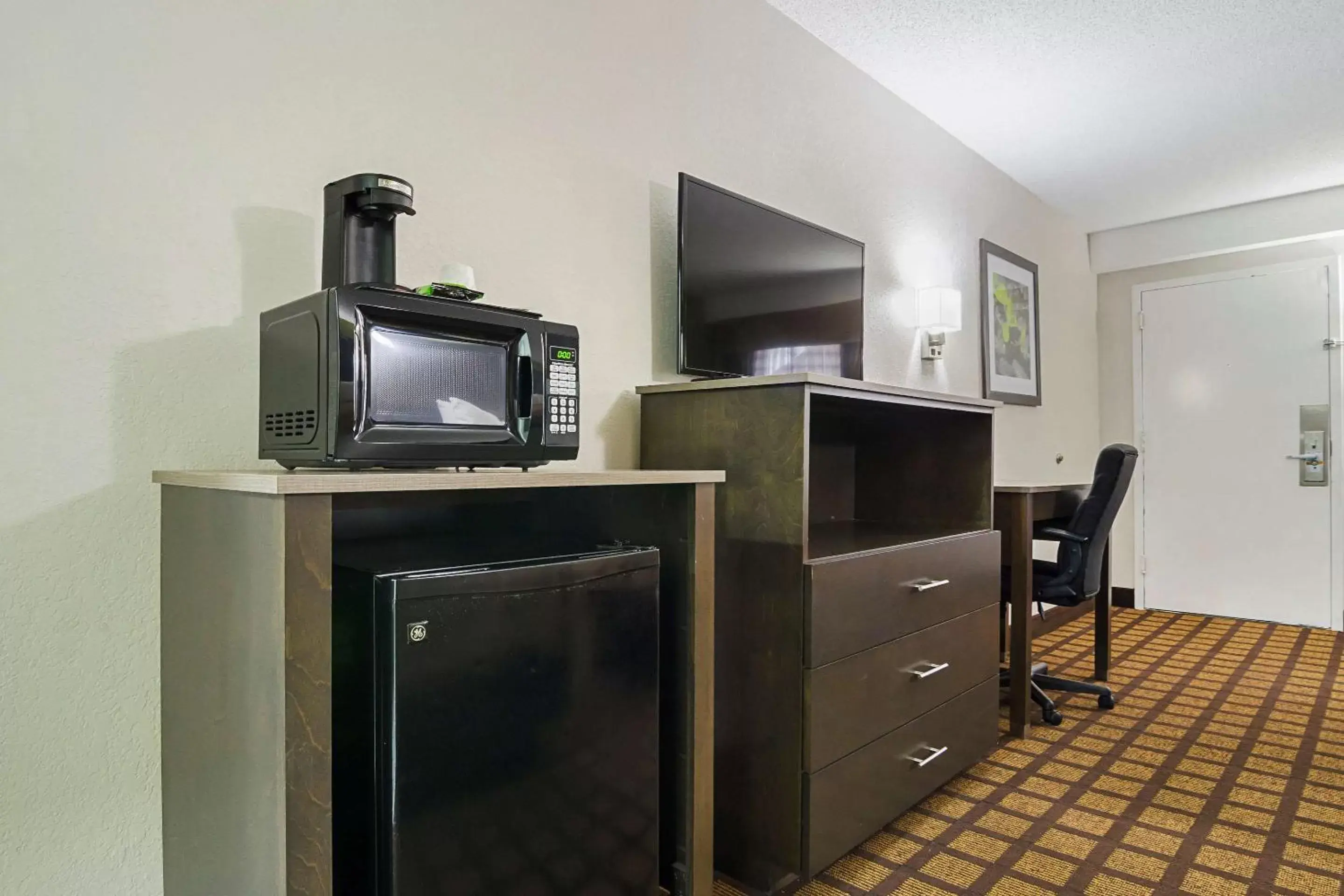 Photo of the whole room, TV/Entertainment Center in Quality Inn Raeford