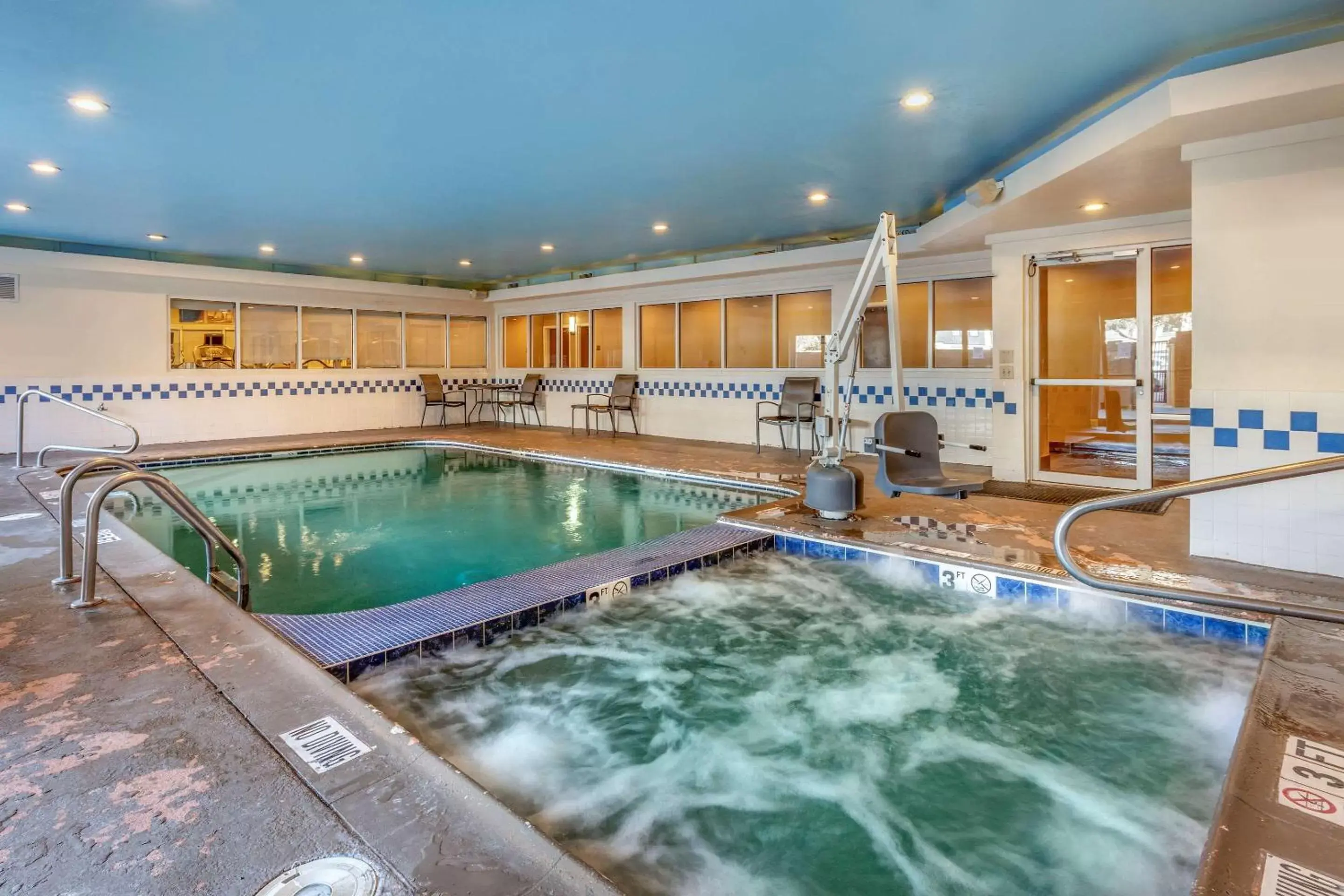 On site, Swimming Pool in Comfort Inn & Suites North Dallas-Addison