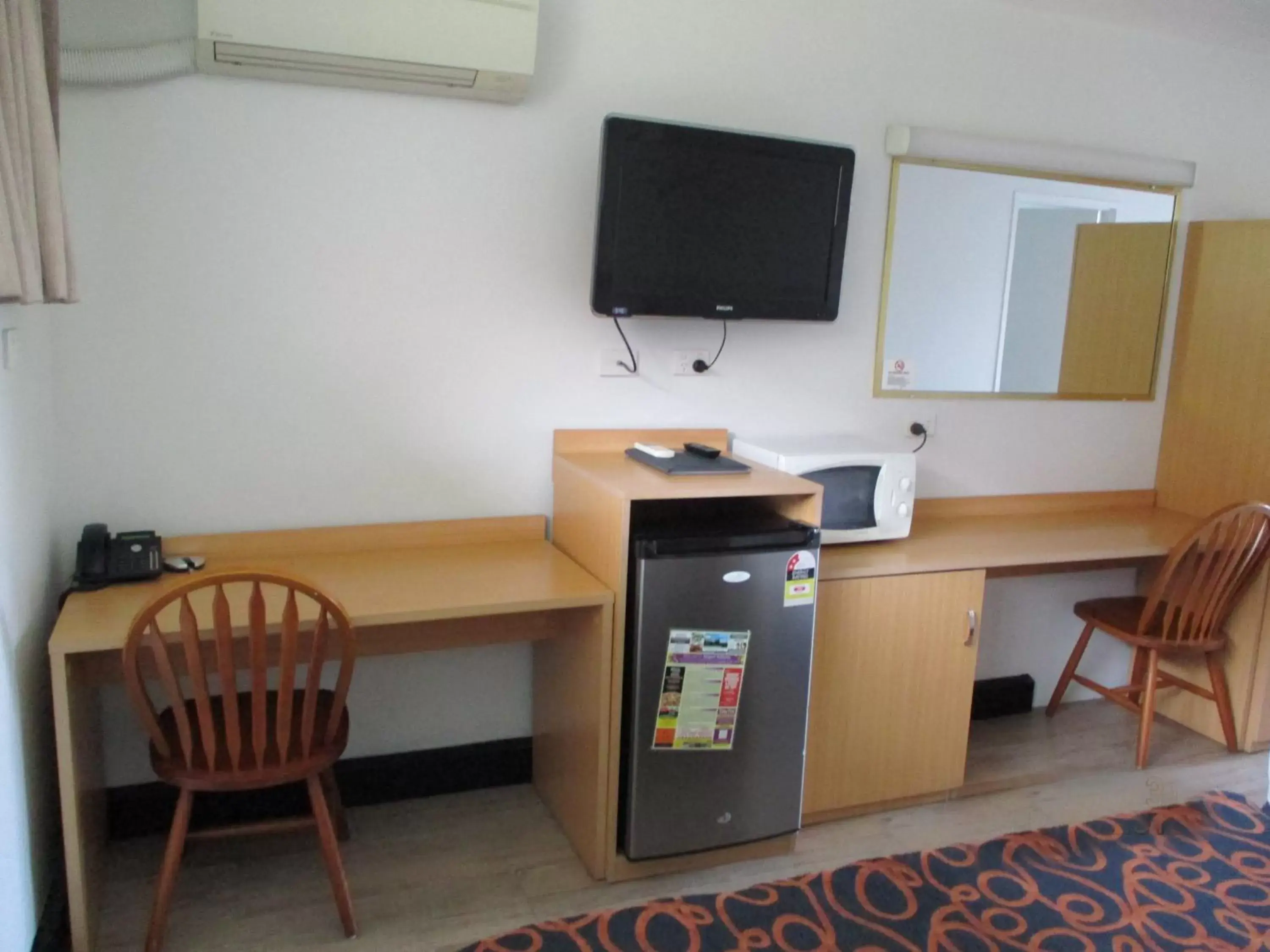 Seating area, TV/Entertainment Center in Airway Motel