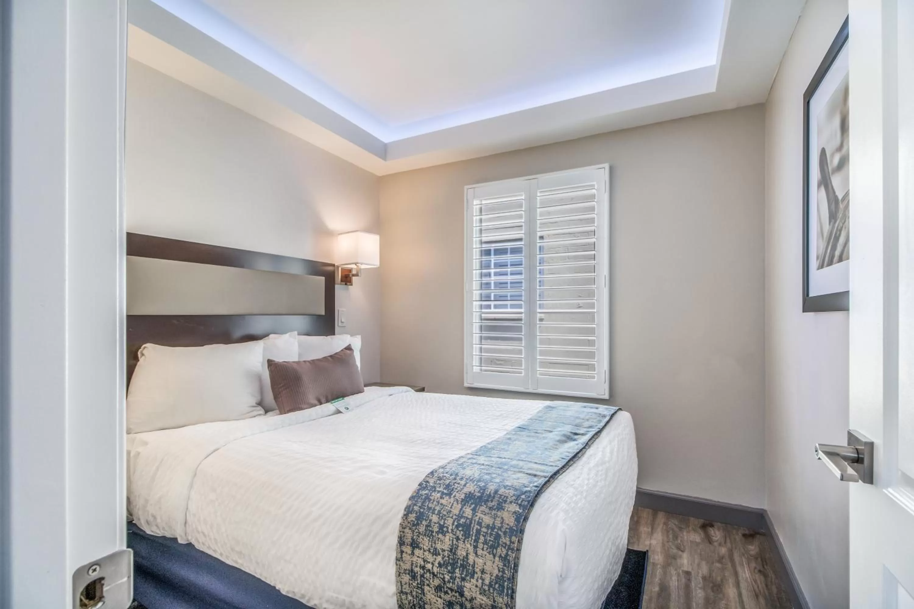 Bedroom, Bed in Inn at 50 Long Beach Convention Center