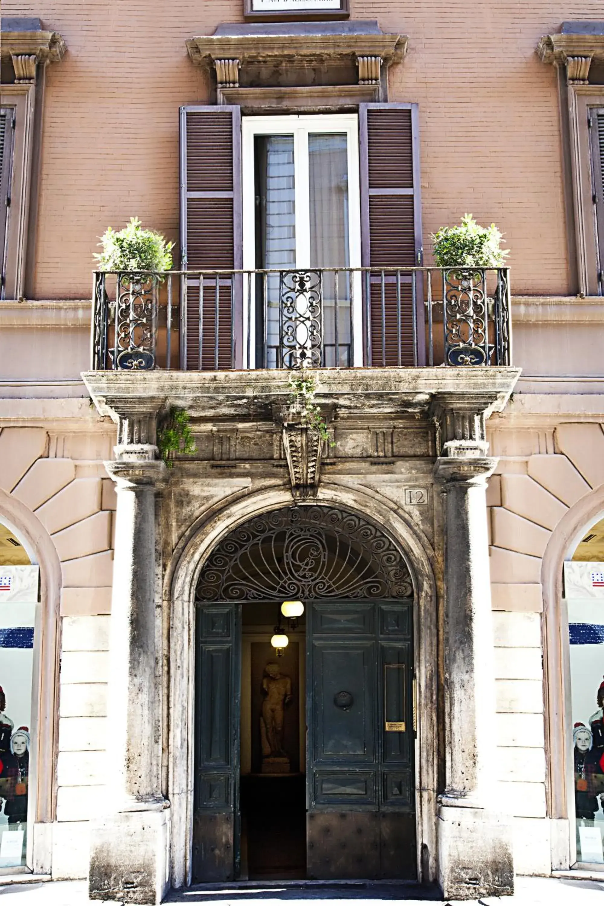 Facade/entrance in Corso 12 Roma