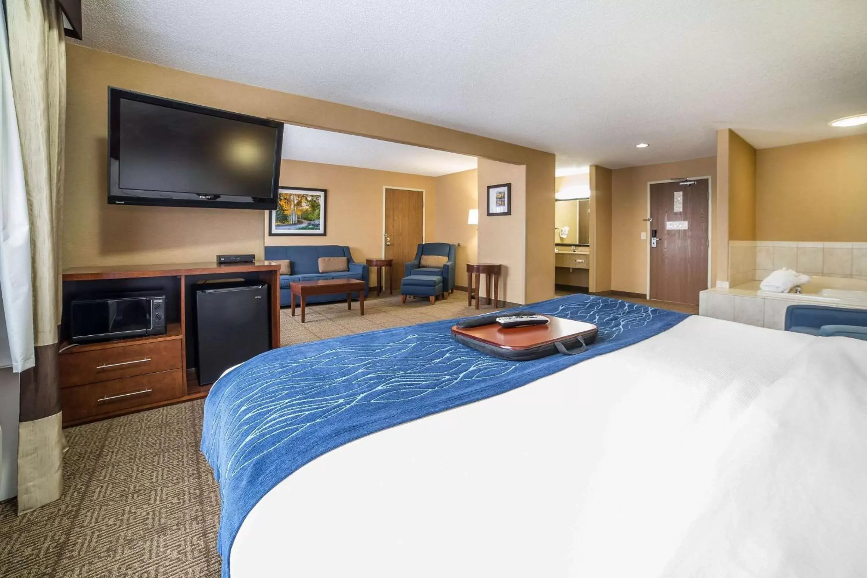 Photo of the whole room, TV/Entertainment Center in Comfort Inn Grand Junction I-70