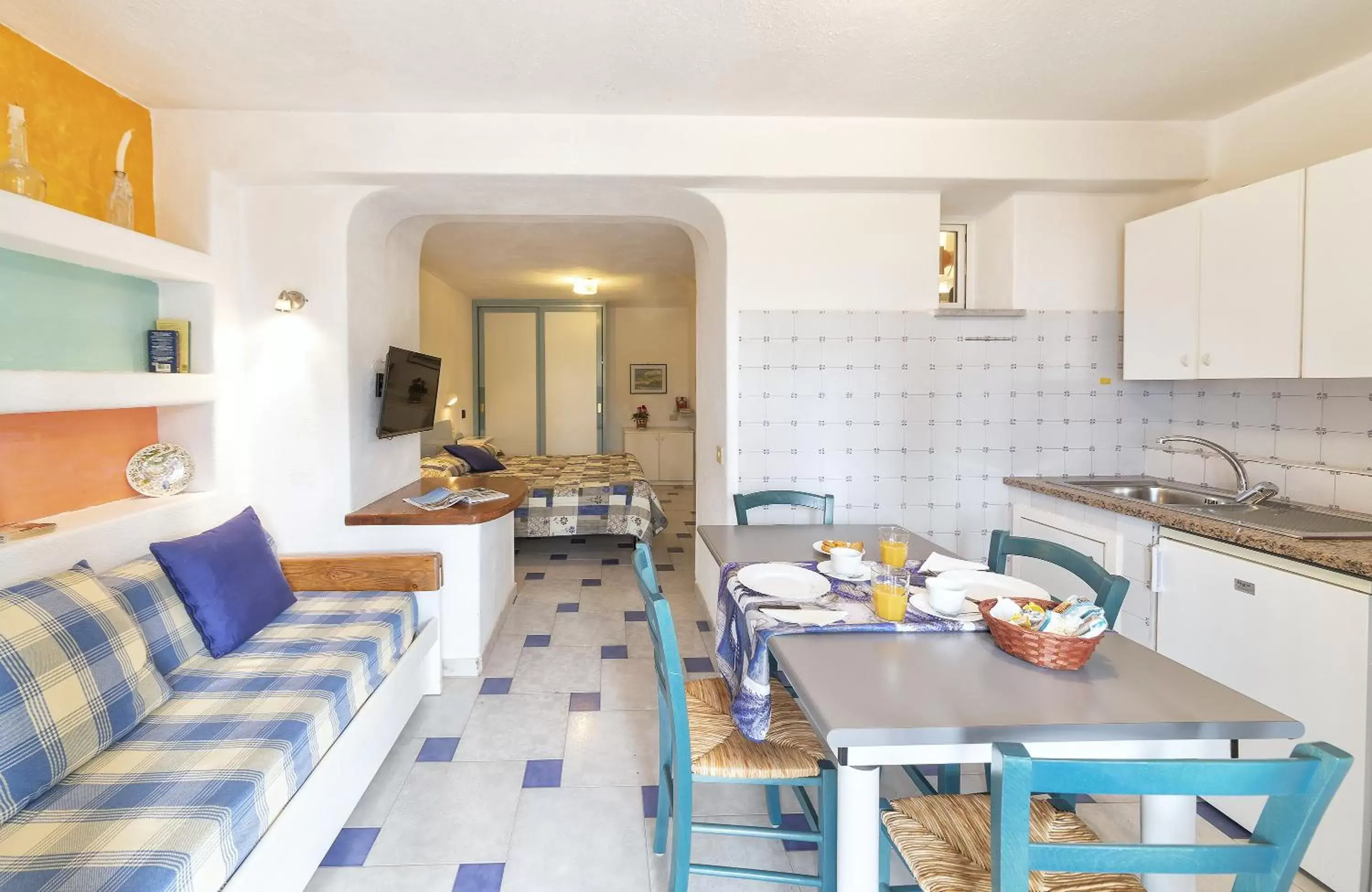 Bed, Dining Area in Villa Ravino Aparthotel