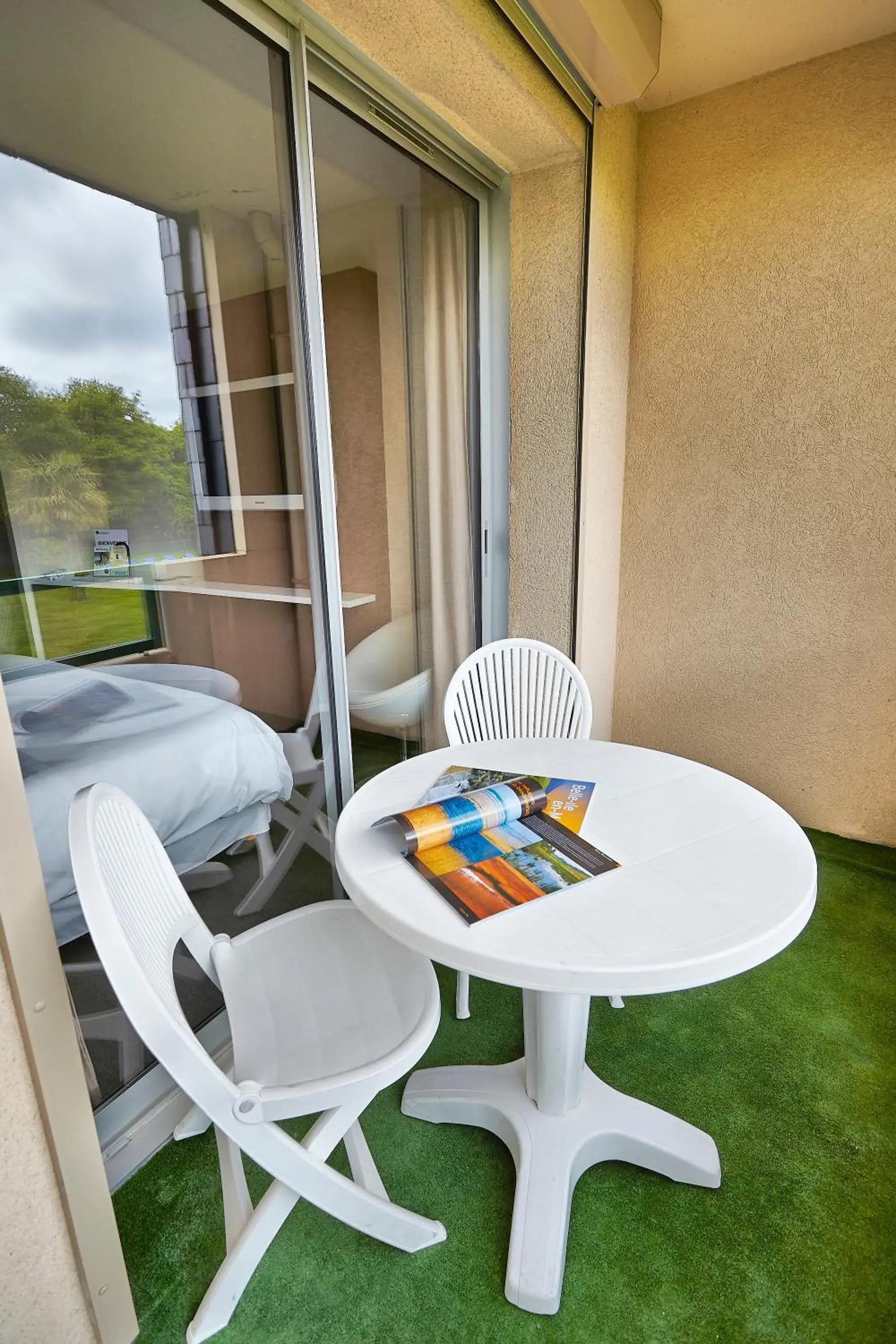 Patio in Hôtel du Golf Saint-Laurent